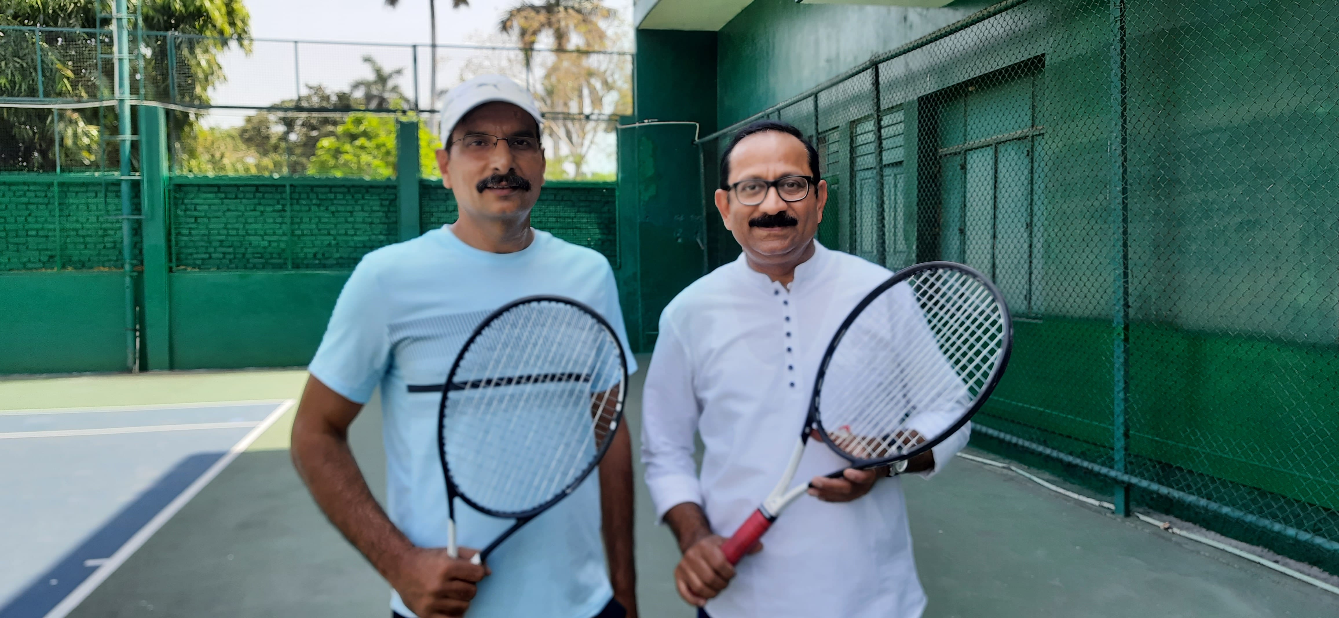 अलीगढ़ एआरटीओ अमिताभ अपने साथी खिलाड़ी के साथ अलीगढ़ एआरटीओ अमिताभ अपने साथी खिलाड़ी के साथ