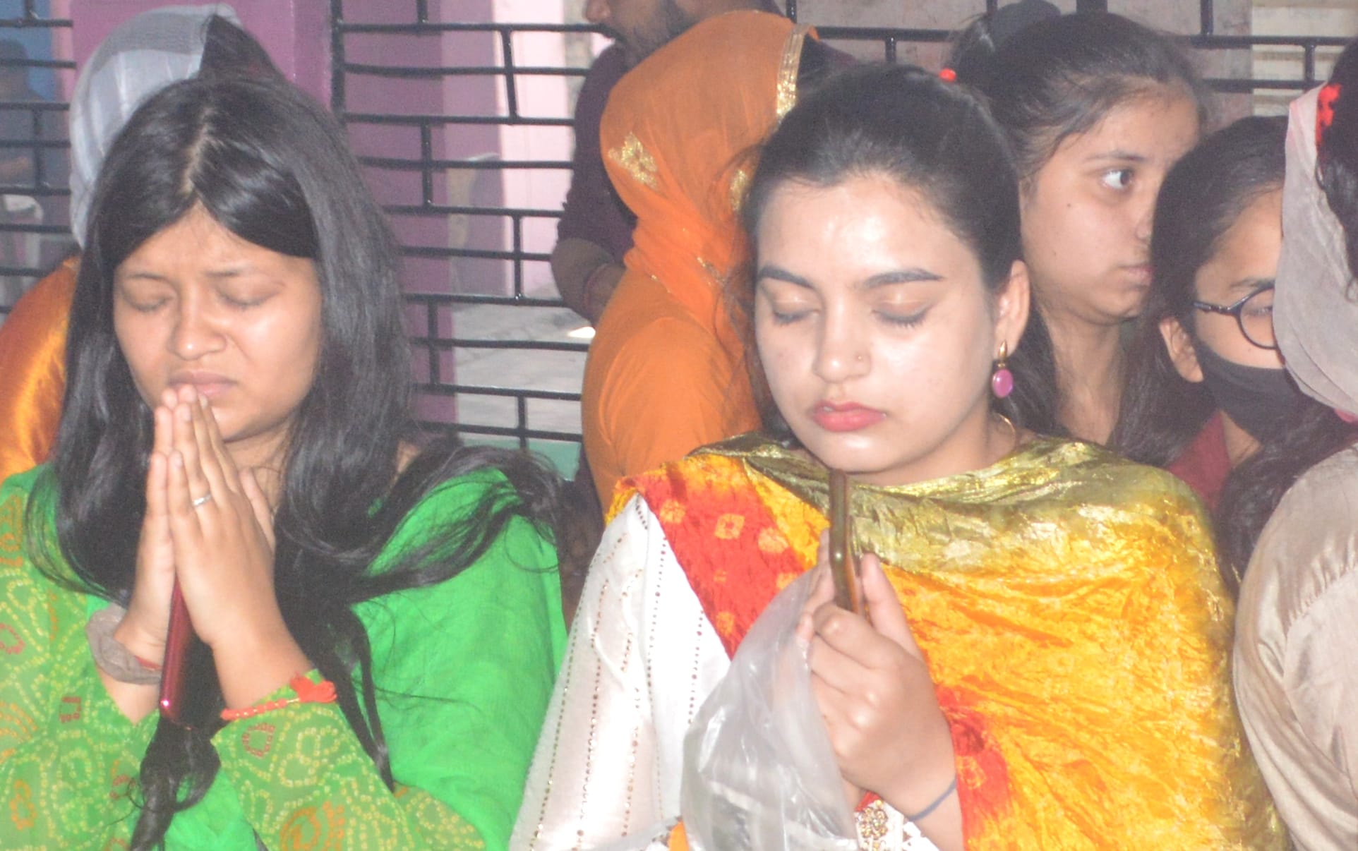बिजनौर में पहले नवरात्र पर मां काली मंदिर में पूजा अर्चना करते श्रृद्धालु। बिजनौर में पहले नवरात्र पर मां काली मंदिर में पूजा अर्चना करते श्रृद्धालु।