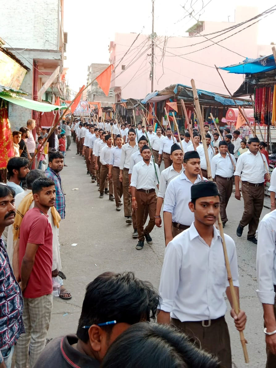 बिल्सी में पथ संचलन करते आरएसएस के लोग बिल्सी में पथ संचलन करते आरएसएस के लोग