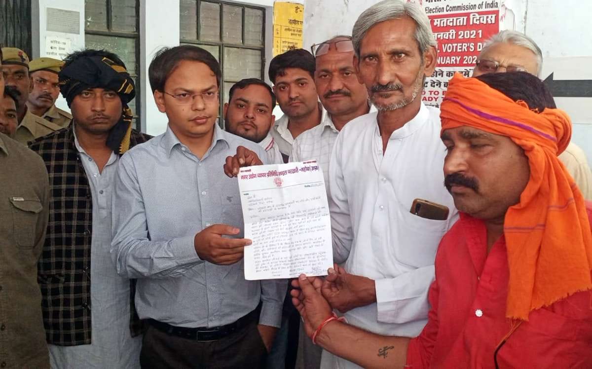 एसडीएम पीयूष जायसवाल को ज्ञापन सौंपते व्यापारी।