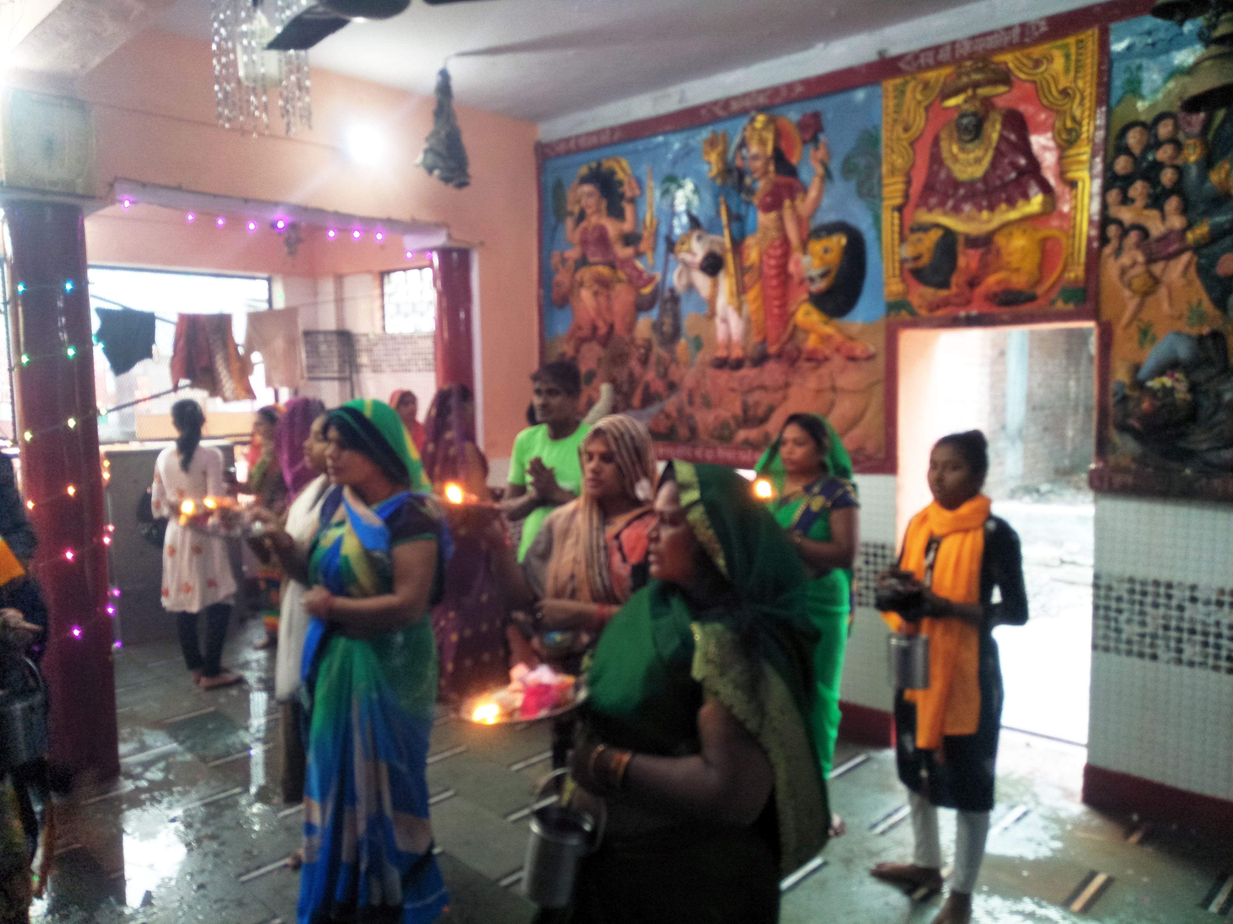 फोटो-1- नवरात्र शुरु होते ही देवी मंदिरों में सुबह से पूजन करने के लिए महिलाओं की लगी भीड़। संवाद फोटो-1- नवरात्र शुरु होते ही देवी मंदिरों में सुबह से पूजन करने के लिए महिलाओं की लगी भीड़। संवाद
