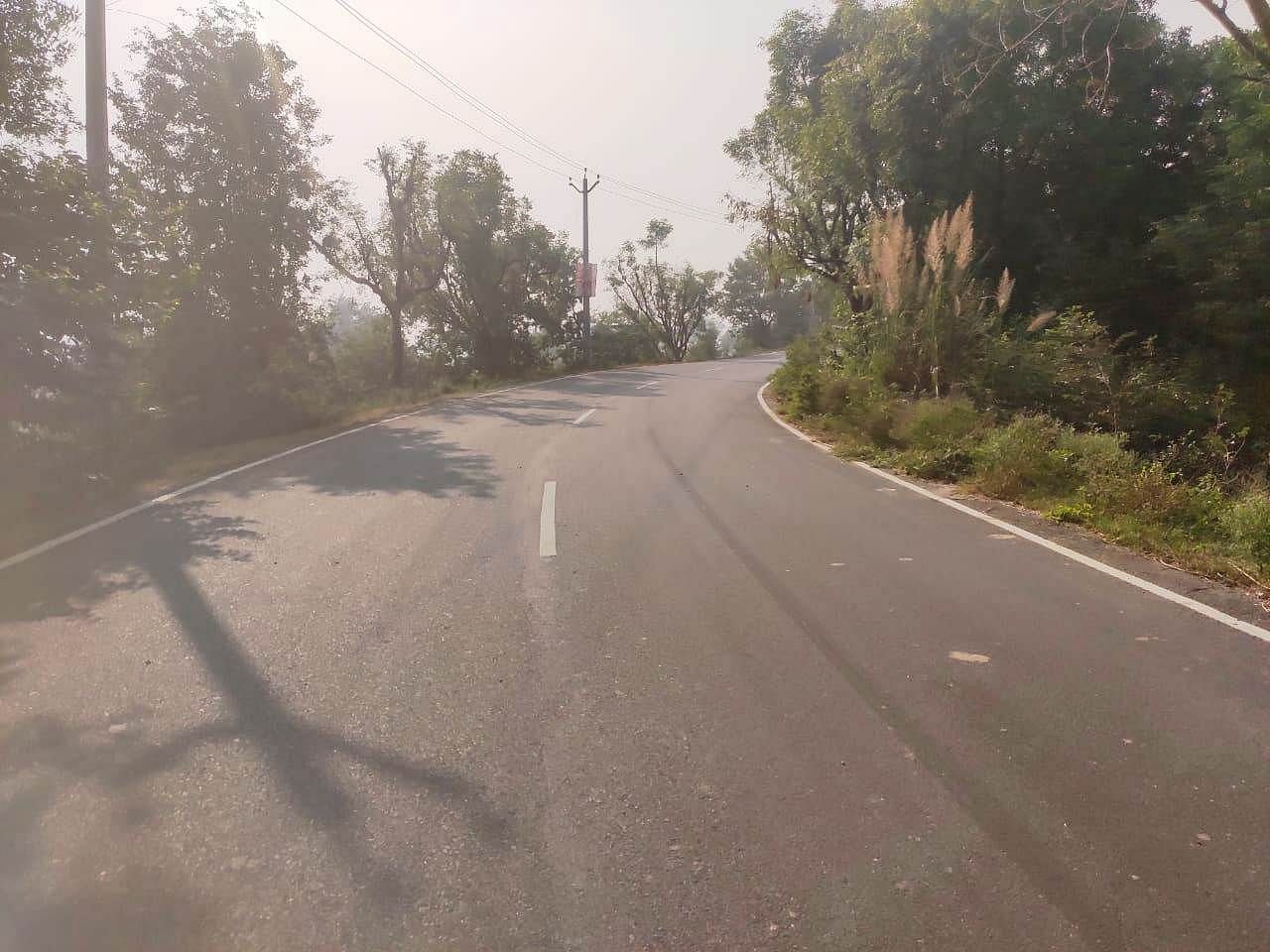 Photo 03 AURP 04 - Virage à l'aveugle effectué près du pont Bhasora sur la route Bidhuna-Ramgarh.  conversation