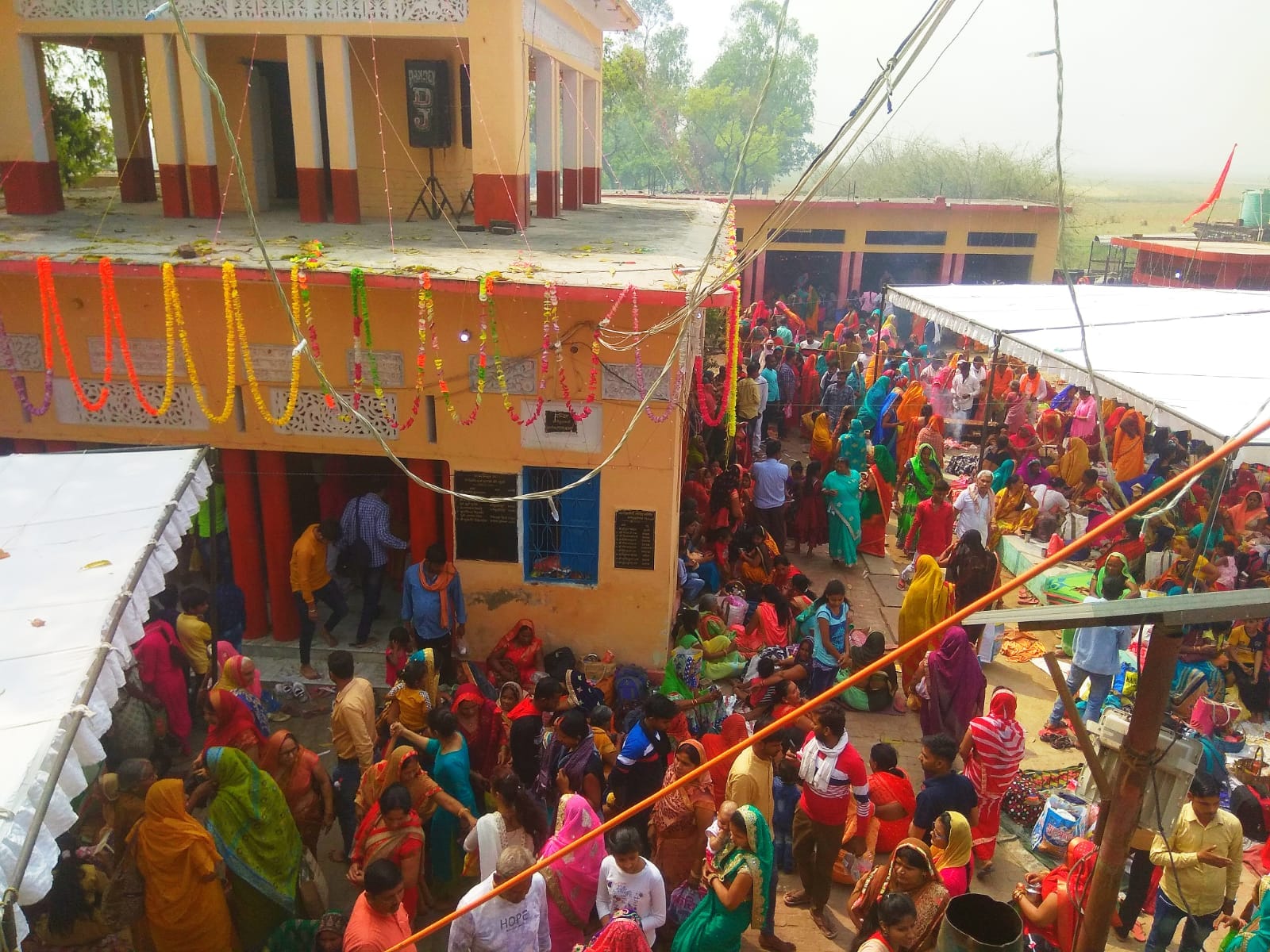 करीमुद्दीनपुर स्थित मां कष्टहरणी भवानी मंदिर में दर्शन करने के लिए लगी श्रद्धालुओं की भीड़। संव करीमुद्दीनपुर स्थित मां कष्टहरणी भवानी मंदिर में दर्शन करने के लिए लगी श्रद्धालुओं की भीड़। संव