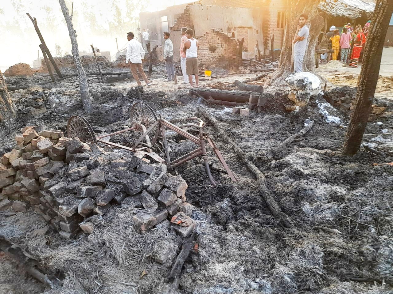 खुटार के गांव महुआ पिमई में आग से जले घर खुटार के गांव महुआ पिमई में आग से जले घर