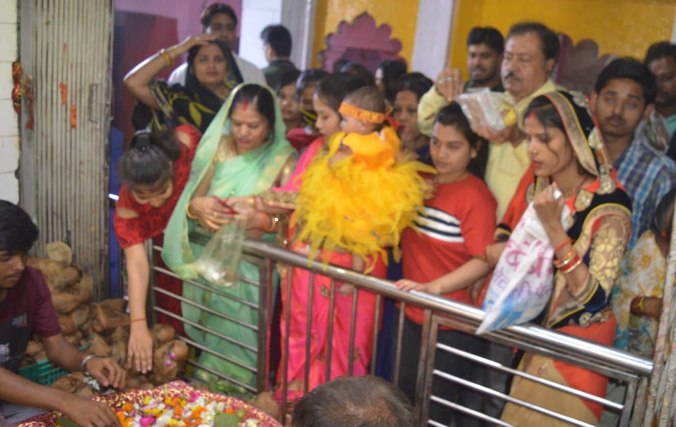 महेश्वरी देवी मंदिर में पूजा-अर्चना करते श्रद्धालु। महेश्वरी देवी मंदिर में पूजा-अर्चना करते श्रद्धालु।