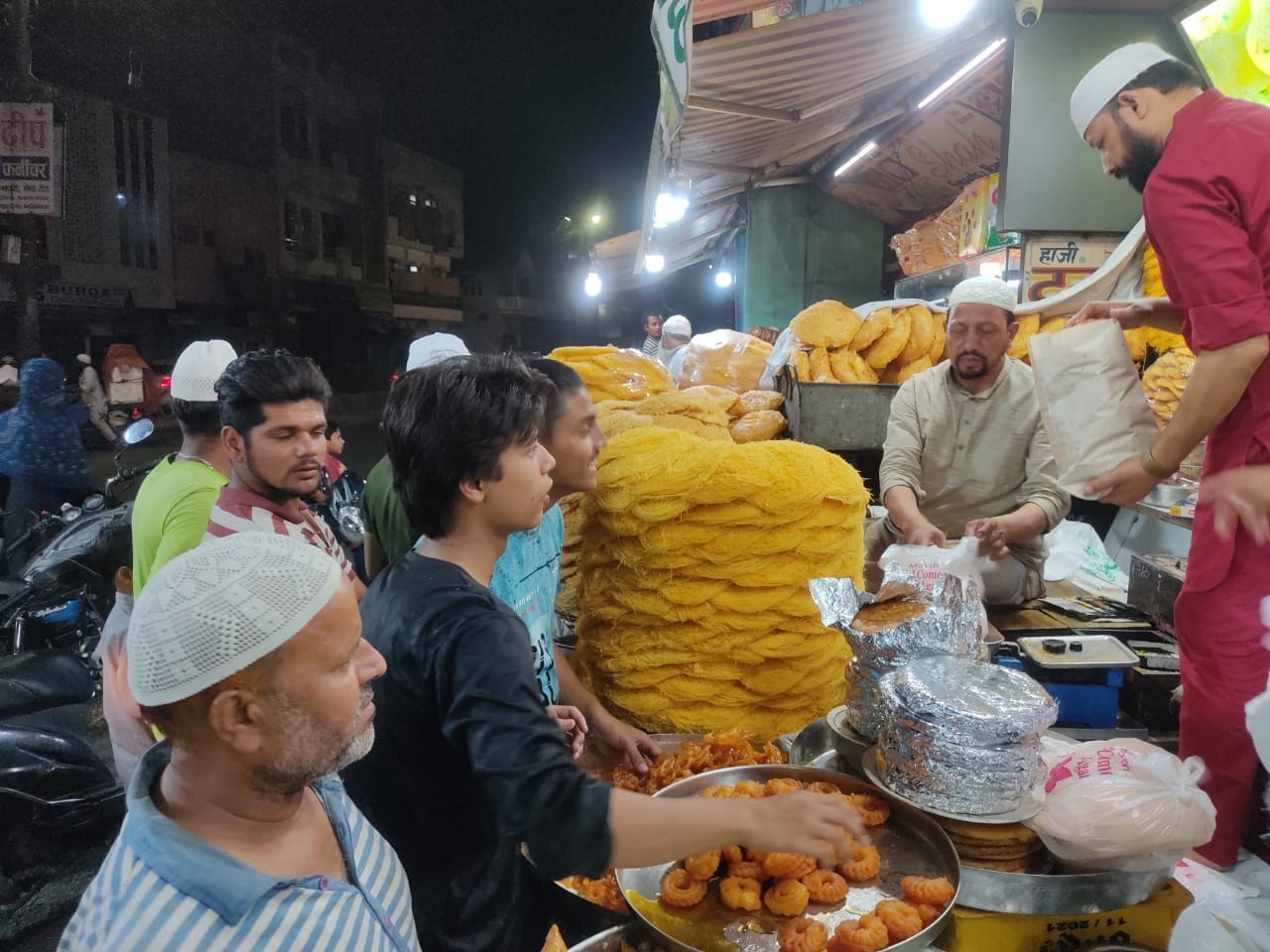 नगर के खालापार में रमजान पर्व पर खरददारी करते लोग। नगर के खालापार में रमजान पर्व पर खरददारी करते लोग।