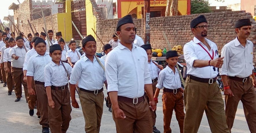 नजीबाबाद में पथ संचलन निकालते आरएसएस कार्यकर्ता। नजीबाबाद में पथ संचलन निकालते आरएसएस कार्यकर्ता।
