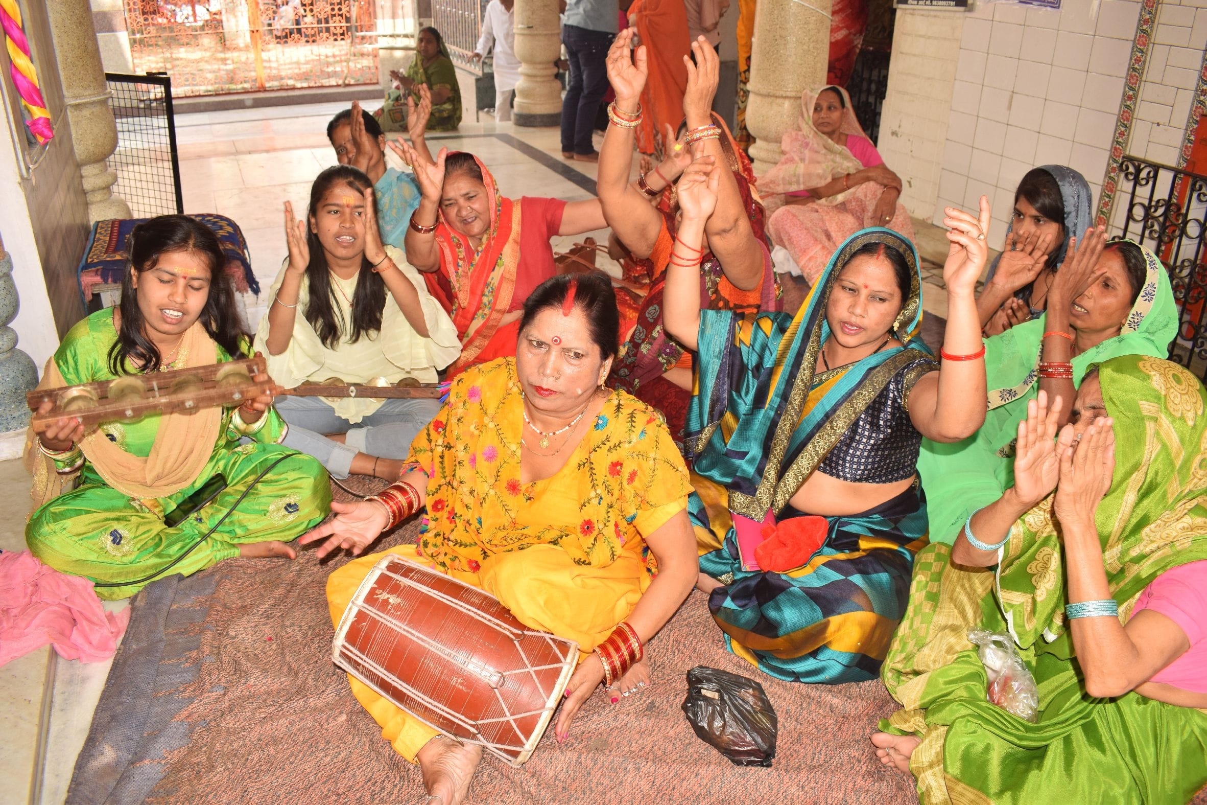 नवरात्रि के प्रथम दिन ढोलक बजाकर देवी गीत गाती महिलराएं । संवाद नवरात्रि के प्रथम दिन ढोलक बजाकर देवी गीत गाती महिलराएं । संवाद
