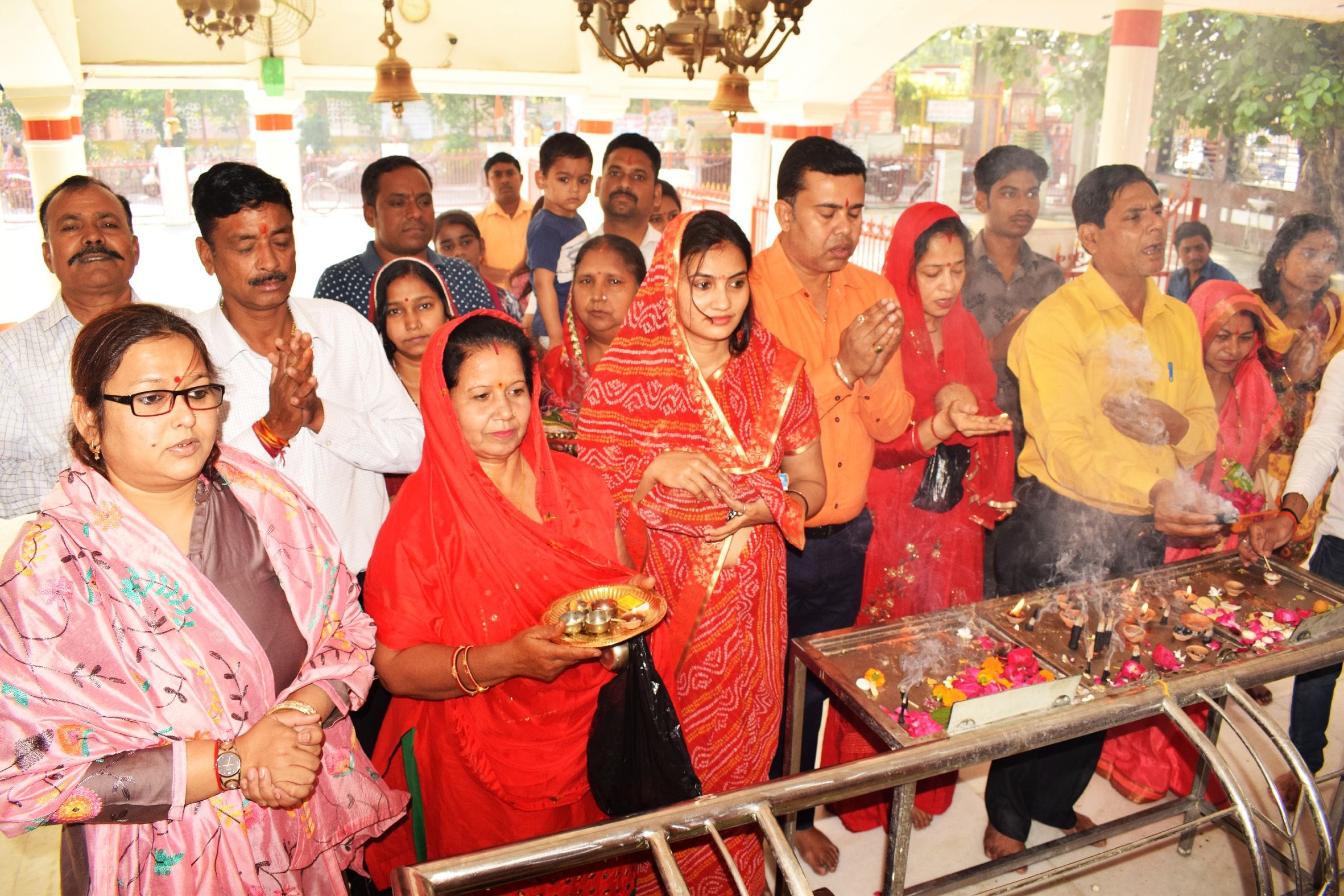 नवरात्रि के प्रथम दिन श्रीबाबा विश्वनाथ मंदिर में मां दुर्गा की पूजा अर्चना करते श्रद्धालु। संव नवरात्रि के प्रथम दिन श्रीबाबा विश्वनाथ मंदिर में मां दुर्गा की पूजा अर्चना करते श्रद्धालु। संव