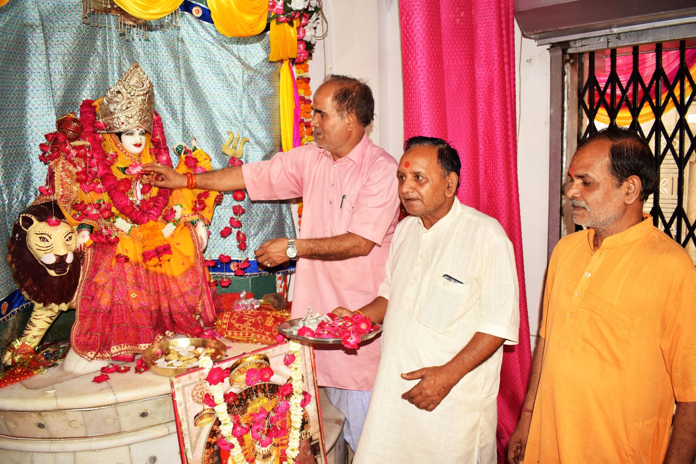 नवरात्रि के प्रथम दिन दुर्गा मंदिर में पूजा अर्चना करते श्रद्धालु। संवाद नवरात्रि के प्रथम दिन दुर्गा मंदिर में पूजा अर्चना करते श्रद्धालु। संवाद