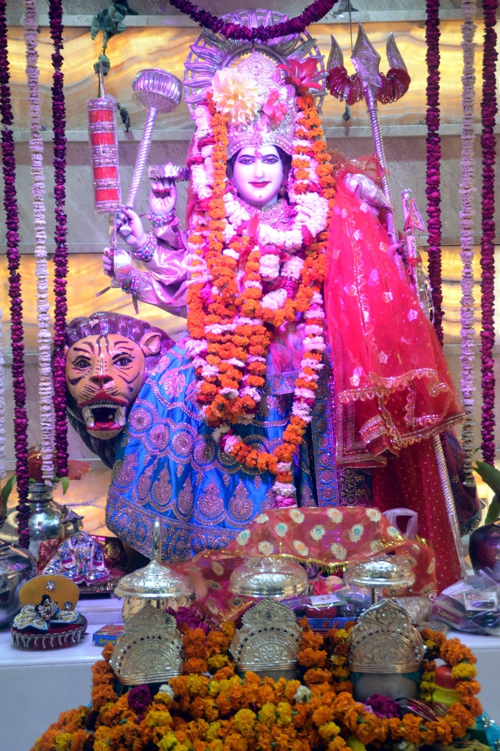 नवरात्र पर्व पर गाधी कालोनी के वैष्णो देवी मंदिर में देवी की मूर्ति।