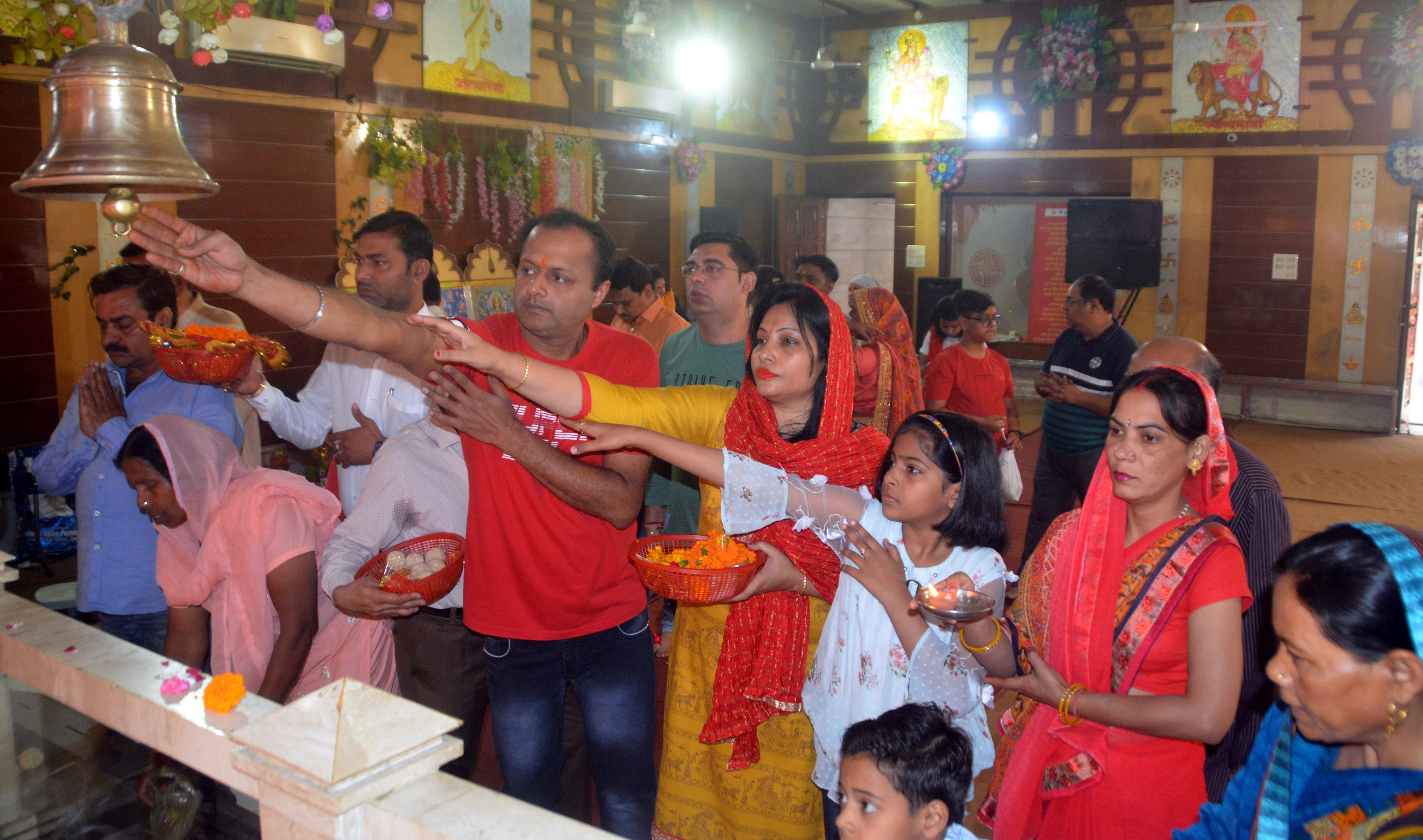 नवरात्र पर्व पर वैष्णो देवी मंदिर में पूजा अर्चना करते श्रद्वालु।