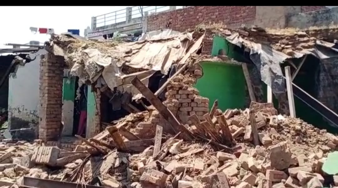 रेलवे की जमीन पर बसी बाजीगर बस्ती में ढहाए गए मकान। संवाद रेलवे की जमीन पर बसी बाजीगर बस्ती में ढहाए गए मकान। संवाद