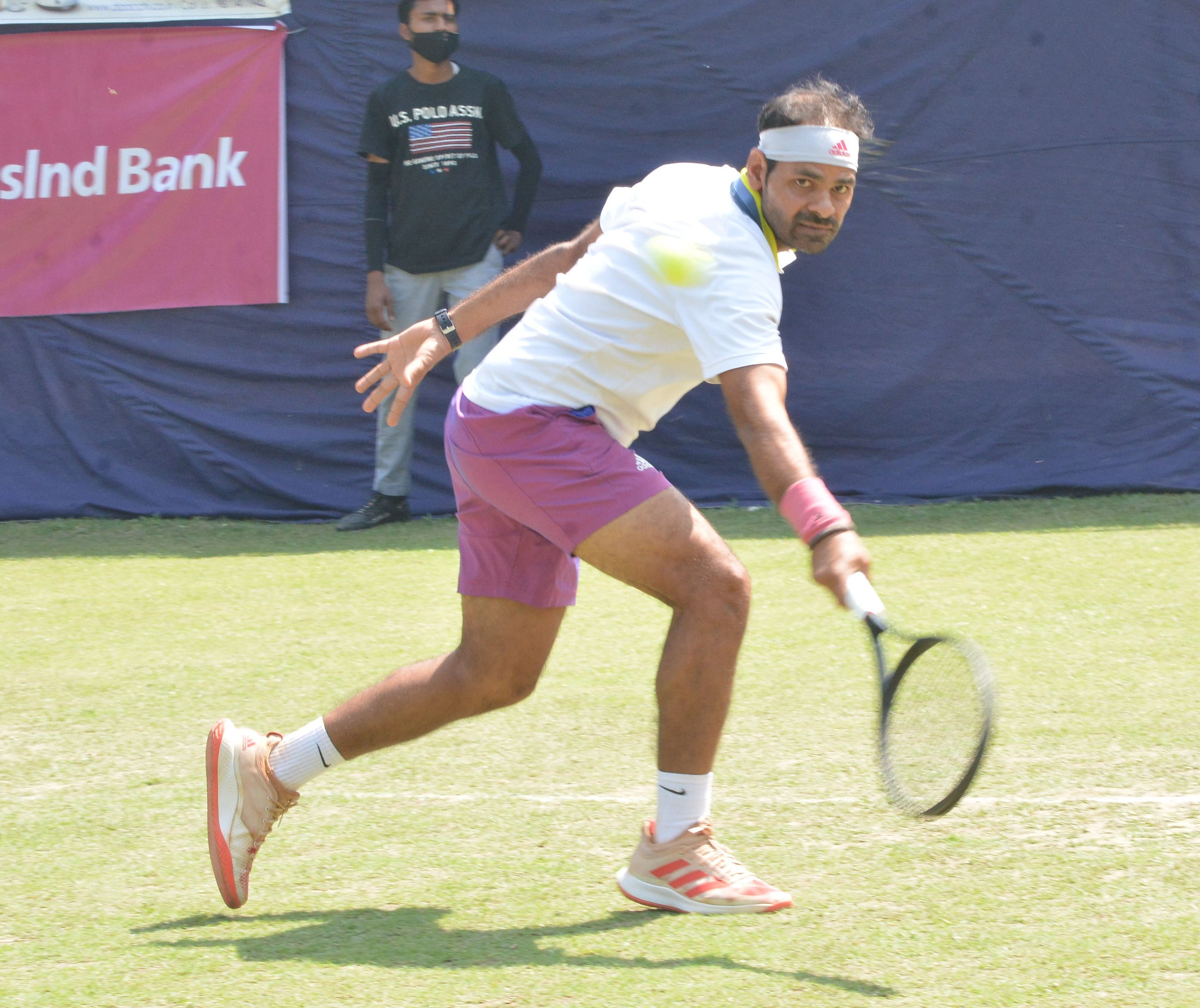 सर्विस क्लब में आयोजित टेनिस टूर्नामेंट के शॉट लगाते खिलाडी। सर्विस क्लब में आयोजित टेनिस टूर्नामेंट के शॉट लगाते खिलाडी।