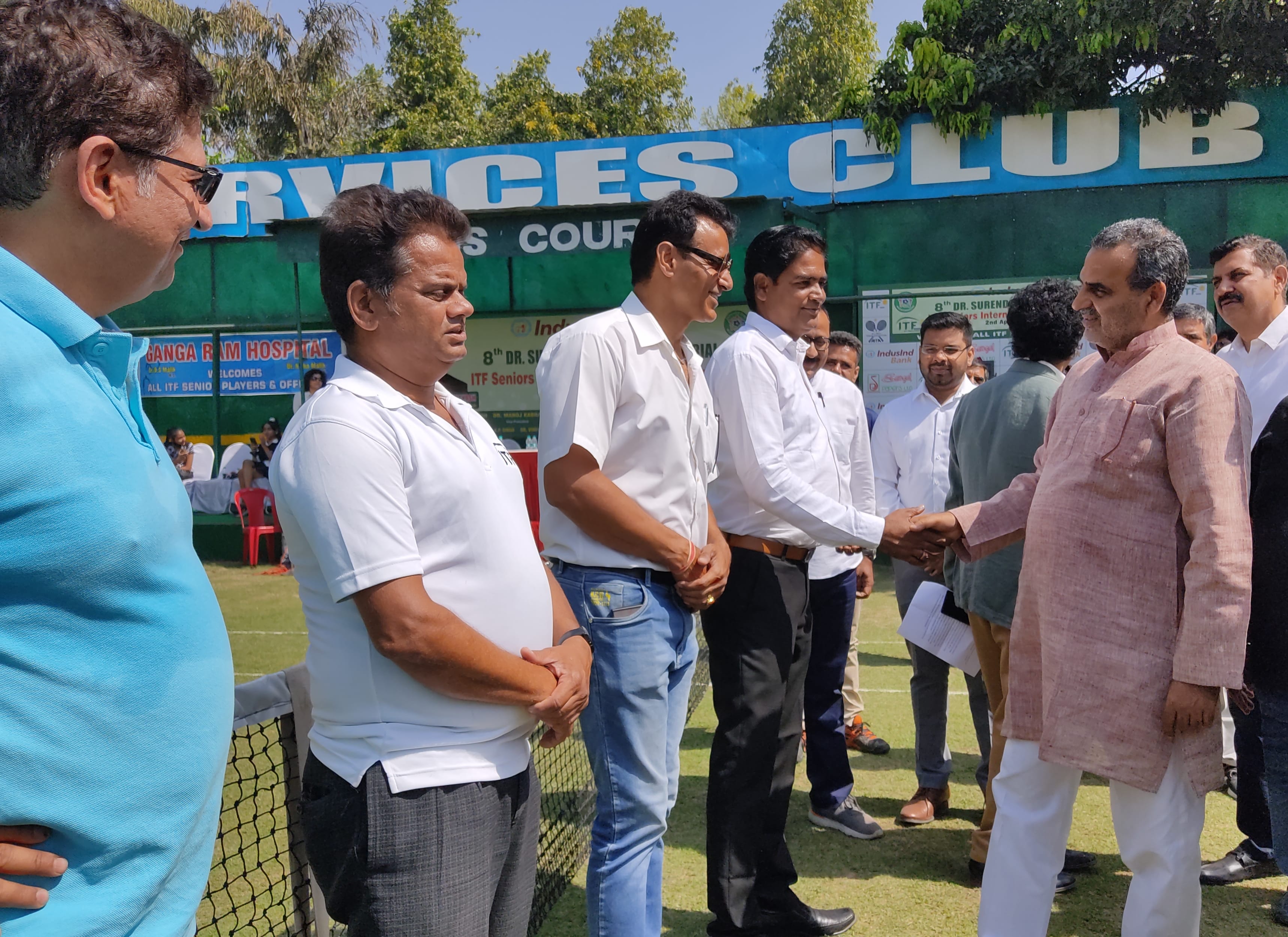 सर्विस क्लब में आयोजित टेनिस टूर्नामेंट में खिलाडीयों से परिचय करते केद्रीय मंत्री संजीव बालिय? सर्विस क्लब में आयोजित टेनिस टूर्नामेंट में खिलाडीयों से परिचय करते केद्रीय मंत्री संजीव बालिय?