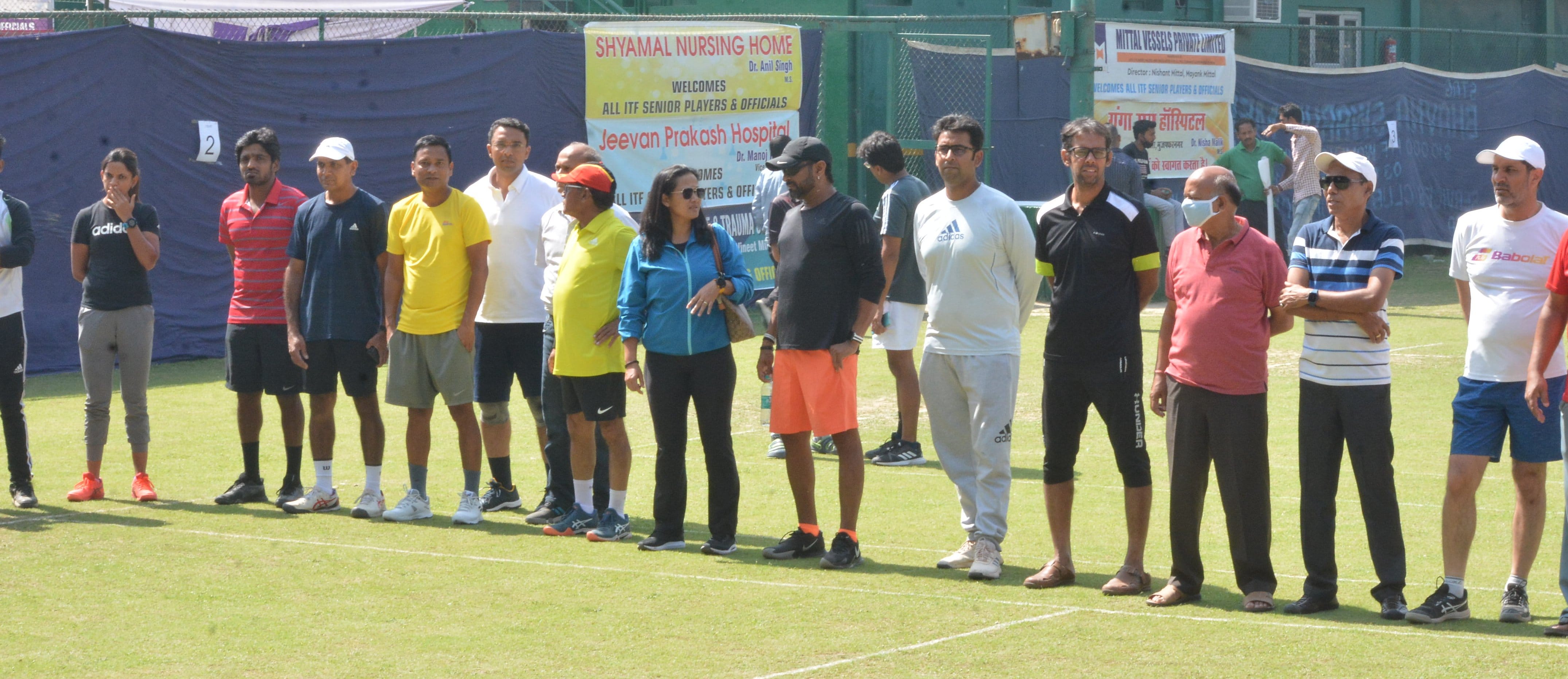 सर्विस क्लब में आयोजित टेनिस टूर्नामेंट में मौजूद प्रतिभागी खिलाडी। सर्विस क्लब में आयोजित टेनिस टूर्नामेंट में मौजूद प्रतिभागी खिलाडी।