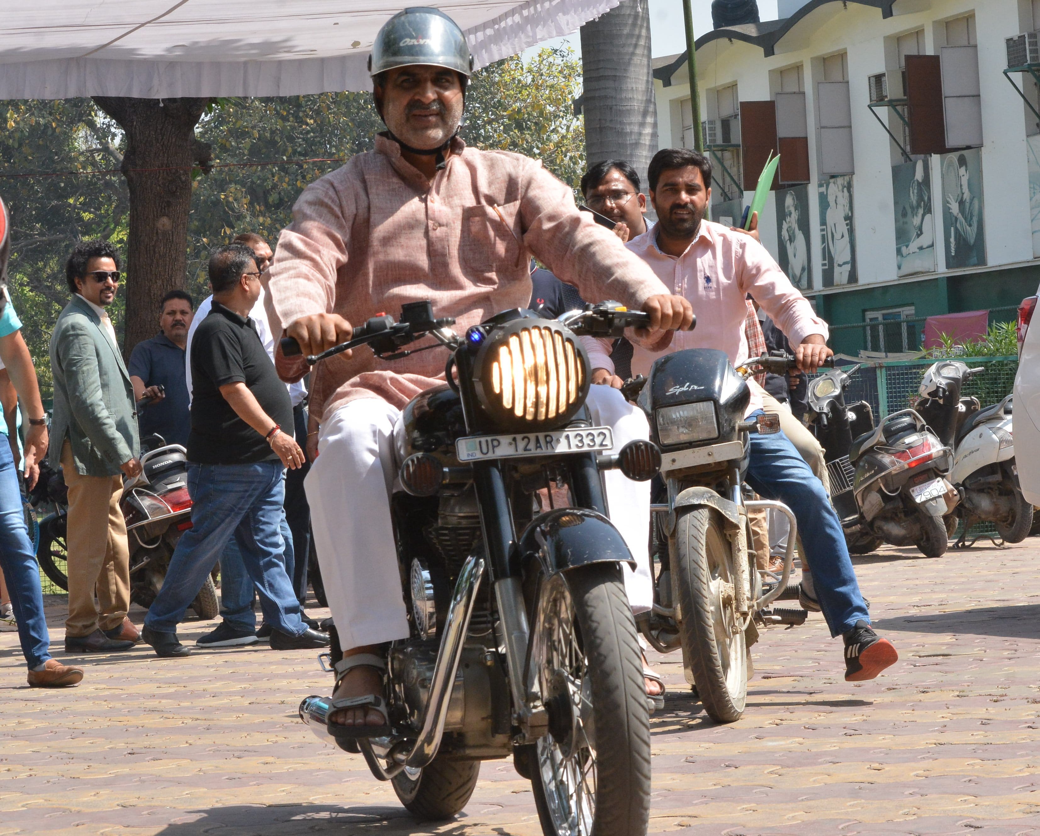सर्विस क्लब में कार्यक्रम में पहुचने के लिए बाइक से आते केद्रीय मंत्री संजीव बालियान। सर्विस क्लब में कार्यक्रम में पहुचने के लिए बाइक से आते केद्रीय मंत्री संजीव बालियान।