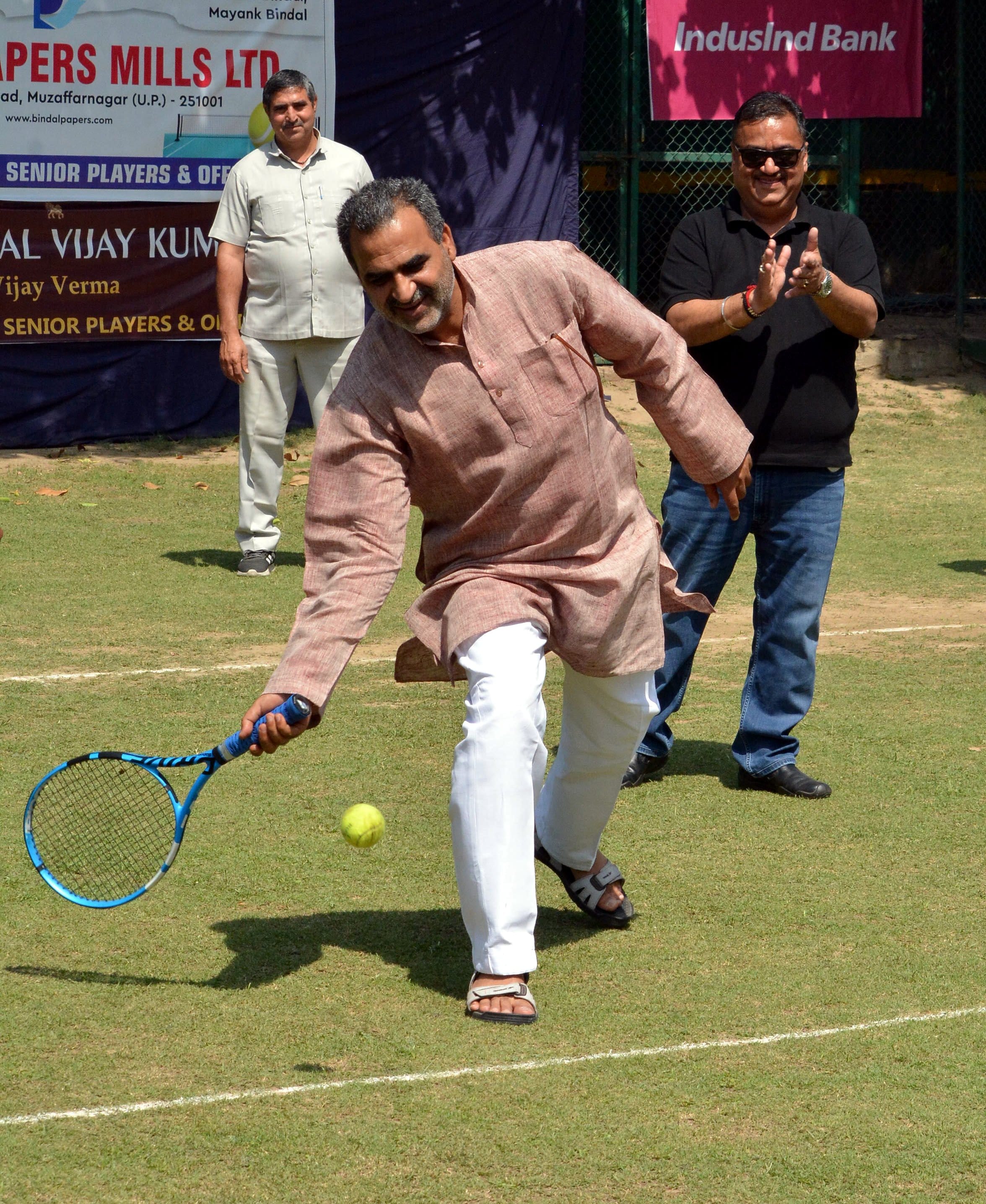 सर्विस क्लब में टेनिस टूर्नामेंट के शुभारंभ पर शॉट लगाते मंत्री डॉ संजीव बालियान। सर्विस क्लब में टेनिस टूर्नामेंट के शुभारंभ पर शॉट लगाते मंत्री डॉ संजीव बालियान।