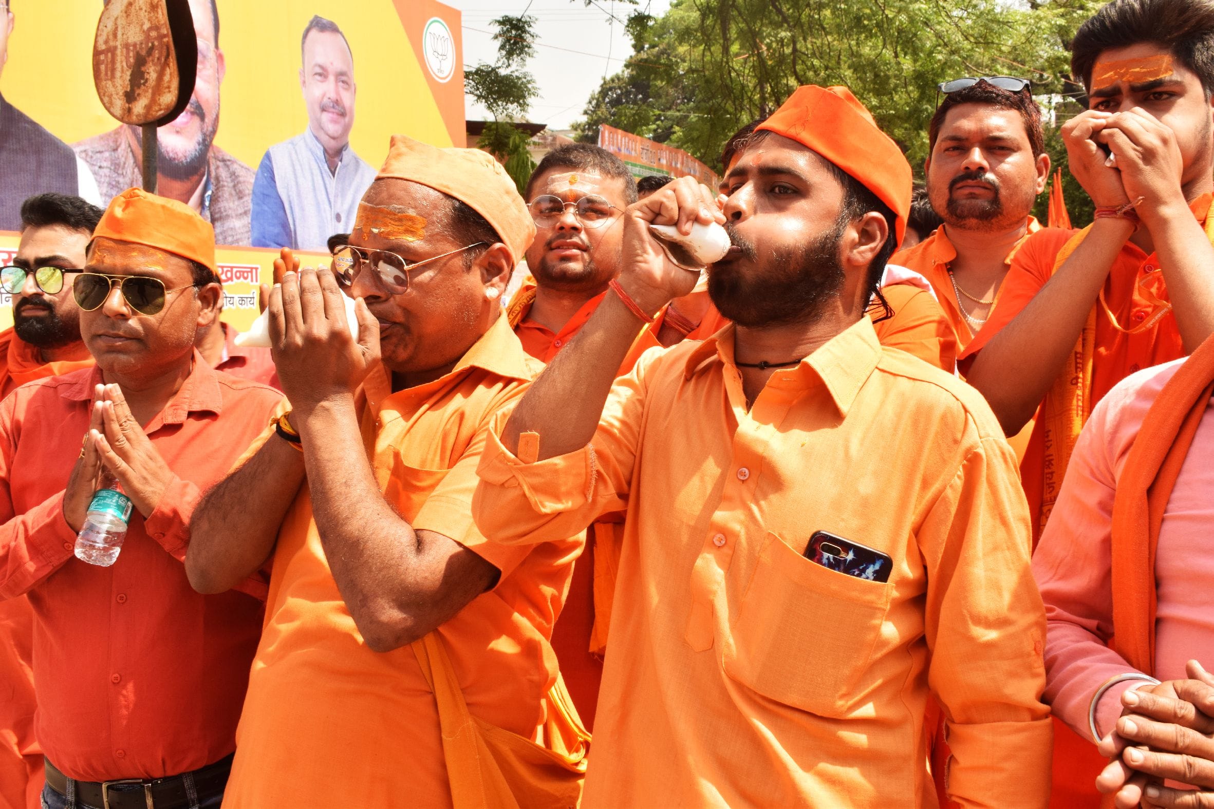 शाहजहांपुर में हिन्दू नवबर्ष पर निकाली गई शोभायात्रा में शंख बजाते चलते भगवा सुंदर कांड परिवार ? शाहजहांपुर में हिन्दू नवबर्ष पर निकाली गई शोभायात्रा में शंख बजाते चलते भगवा सुंदर कांड परिवार ?