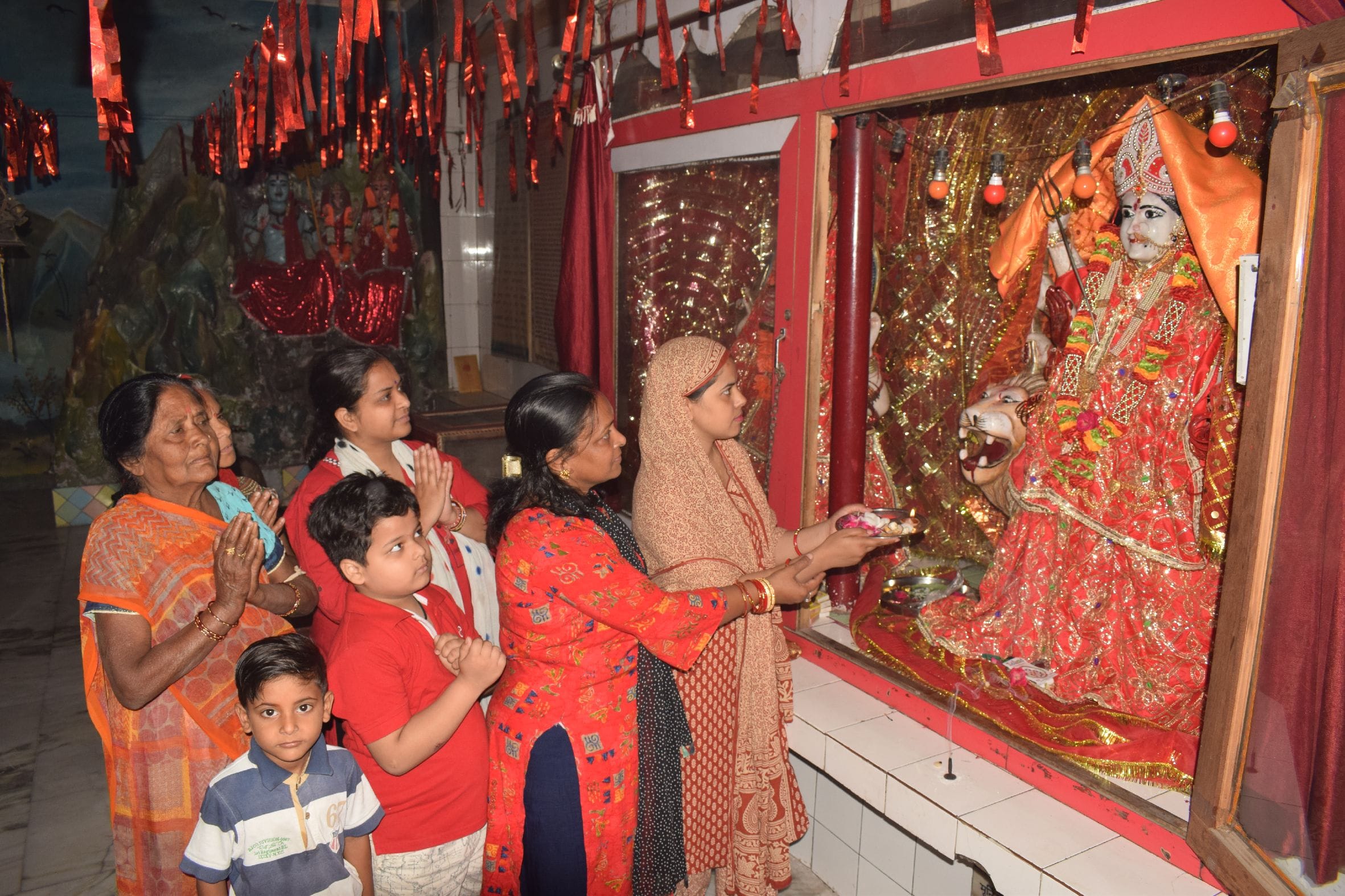 शाहजहांपुर में नवरात्रि के प्रथम दिन संकट मोचन मंदिर में मां दुर्गा की पूजा अर्चना करतीं महिलरा? शाहजहांपुर में नवरात्रि के प्रथम दिन संकट मोचन मंदिर में मां दुर्गा की पूजा अर्चना करतीं महिलरा?