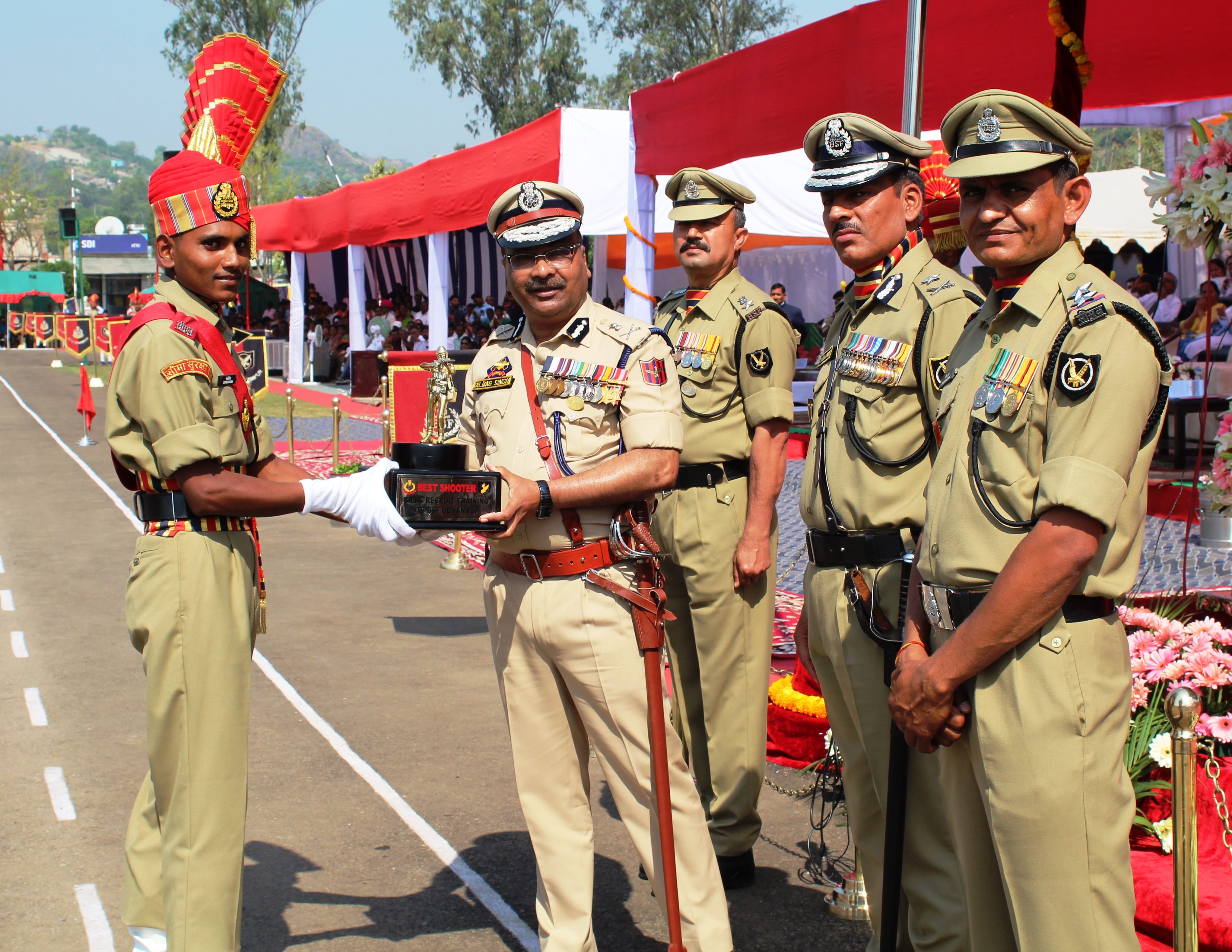 उधमपुर: अच्छा प्रदर्शन करने वाले नव आरक्षक को सम्मानित करते हुए मुख्य अतिथि.