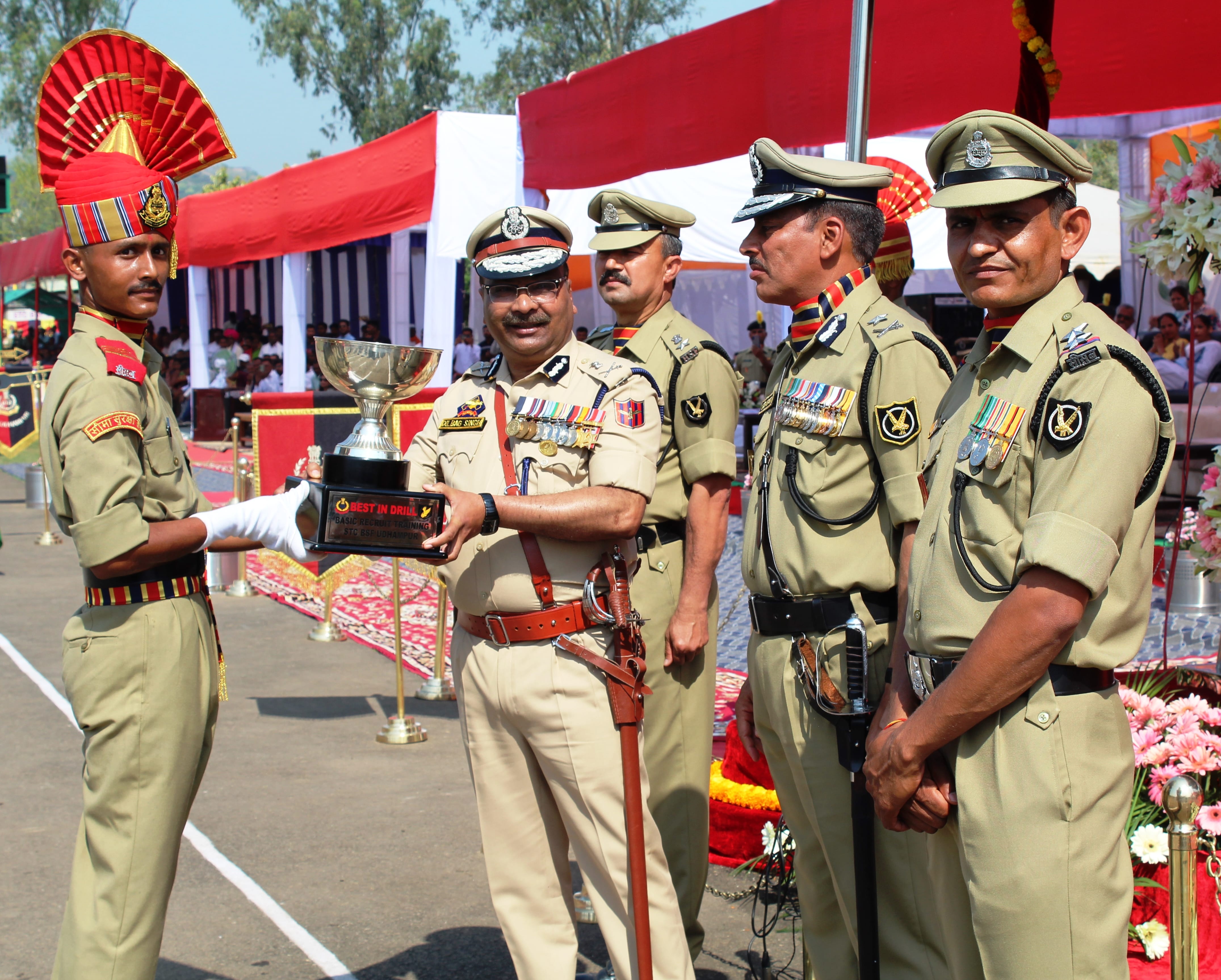 उधमपुर: अच्छा प्रदर्शन करने वाले नव आरक्षक को सम्मानित करते हुए मुख्य अतिथि.