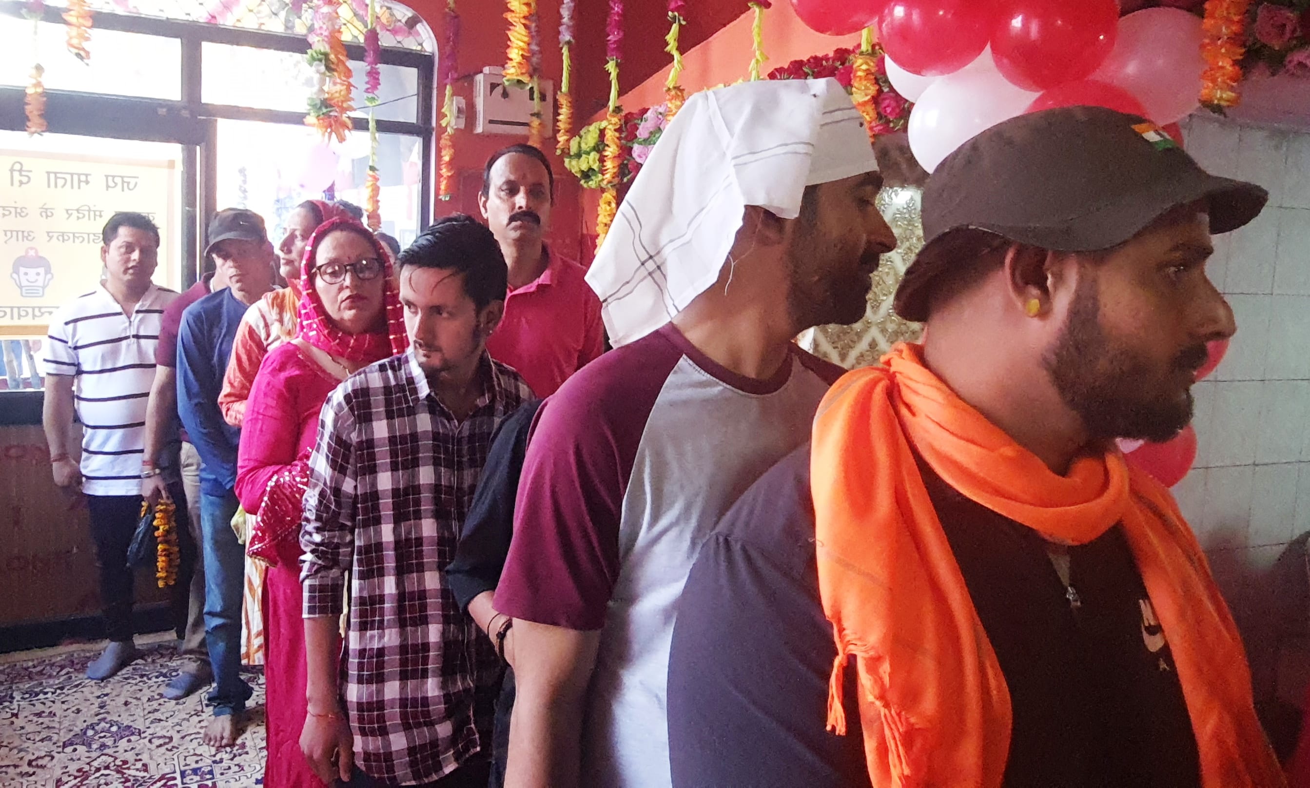 उधमपुर: नवरात्रों के चलते मंदिर में माथा टेकते हुए भगत जन तथा लाइन में खड़े श्रद्धालु. उधमपुर: नवरात्रों के चलते मंदिर में माथा टेकते हुए भगत जन तथा लाइन में खड़े श्रद्धालु.