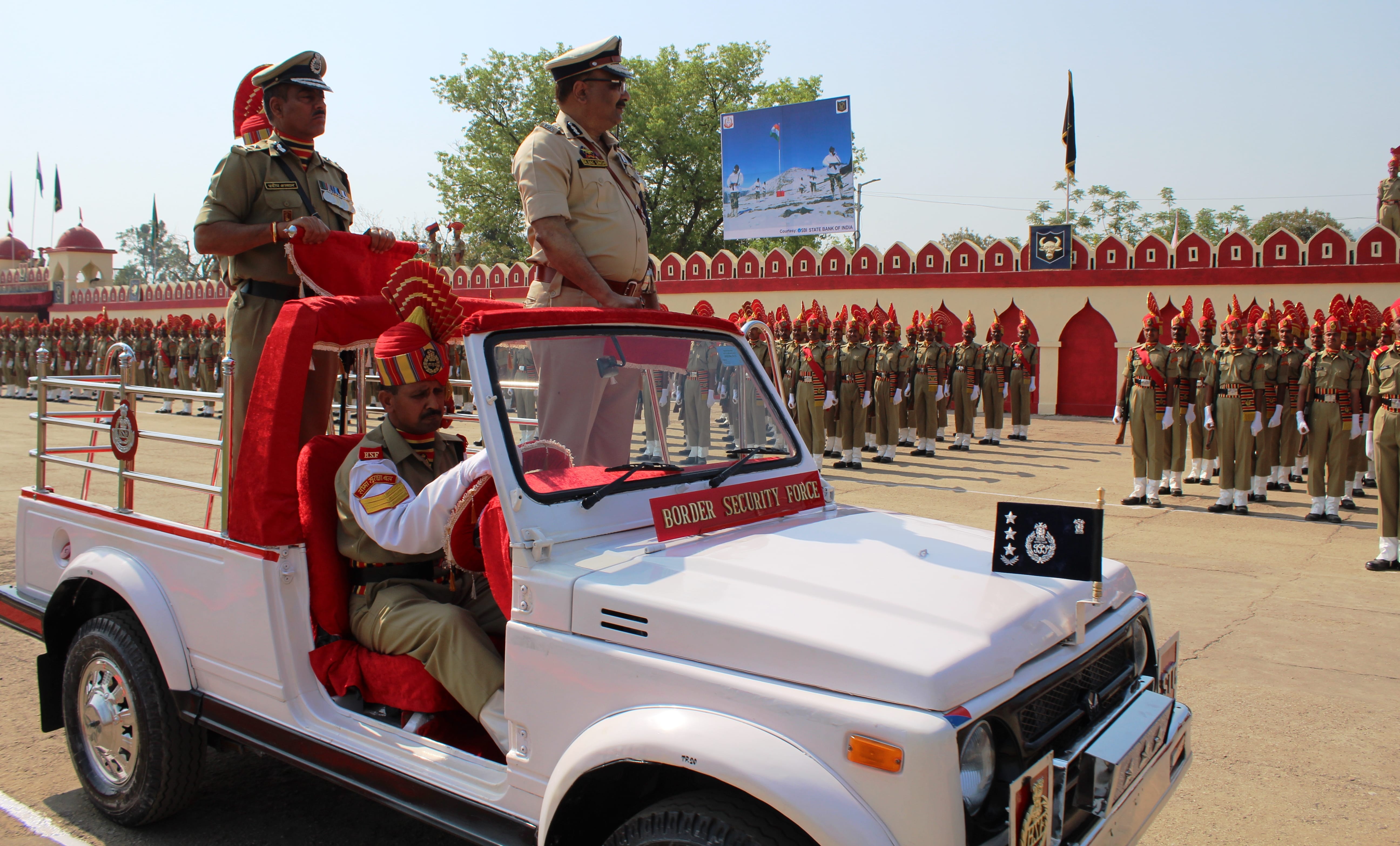 उधमपुर: परेड का निरीक्षण करते हुए मुख्य अतिथि.