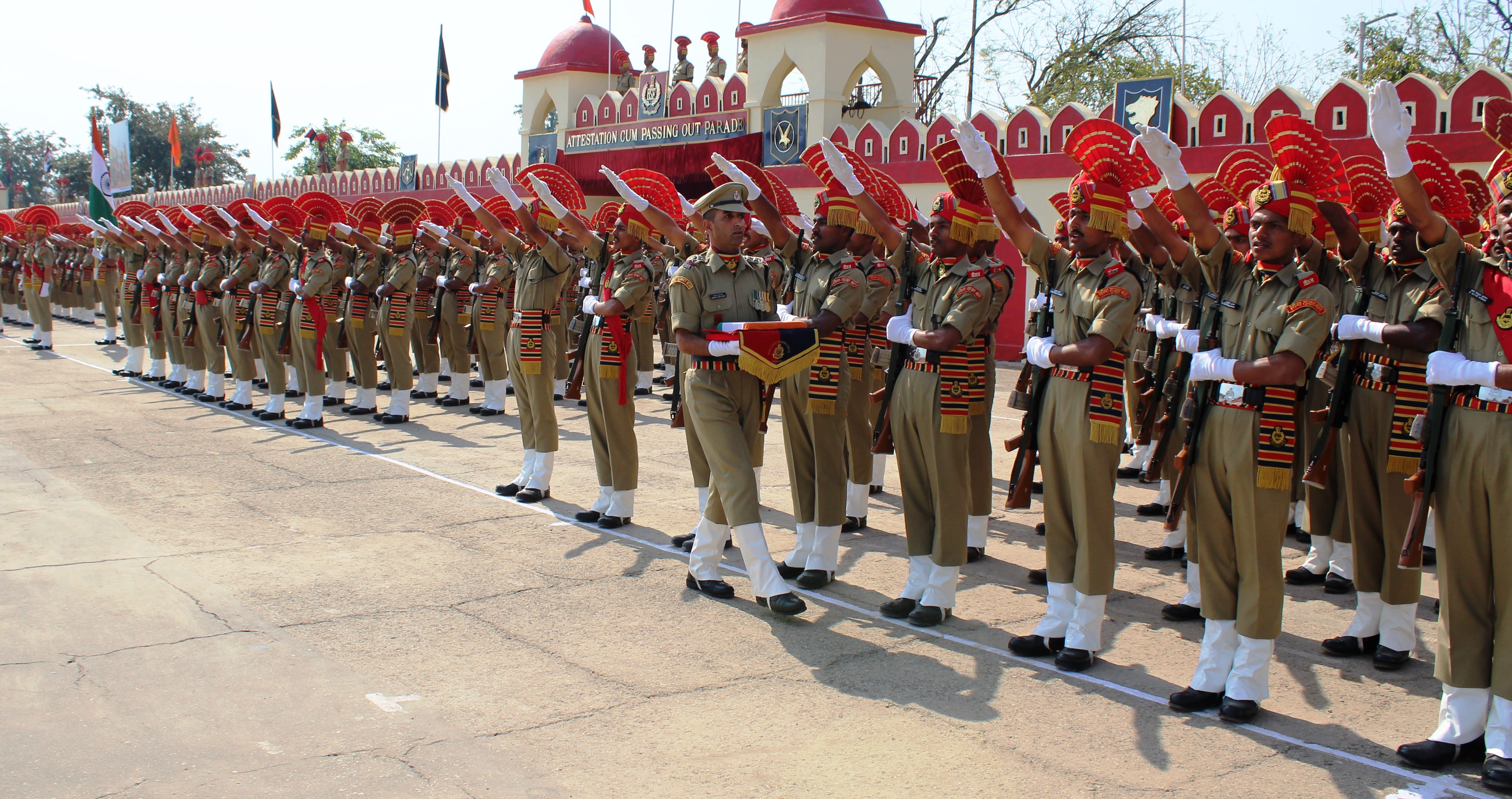 उधमपुर: देश सेवा की शपथ लेते हुए नव आरक्षक.