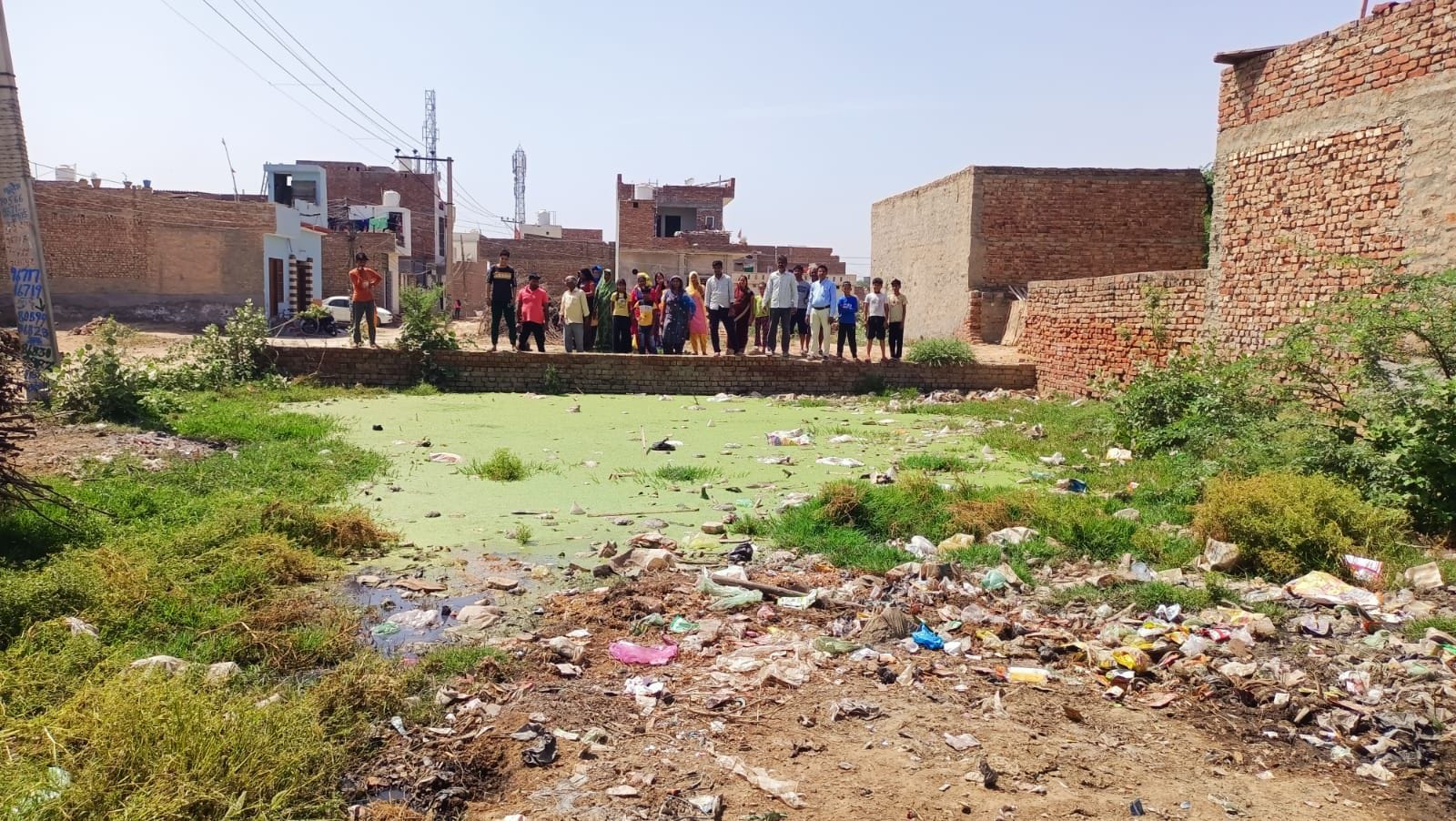 वार्ड नं. 31 के खाली प्लॉट में एकत्रित हुआ गंदा पानी दिखाते वार्डवासी। वार्ड नं. 31 के खाली प्लॉट में एकत्रित हुआ गंदा पानी दिखाते वार्डवासी।