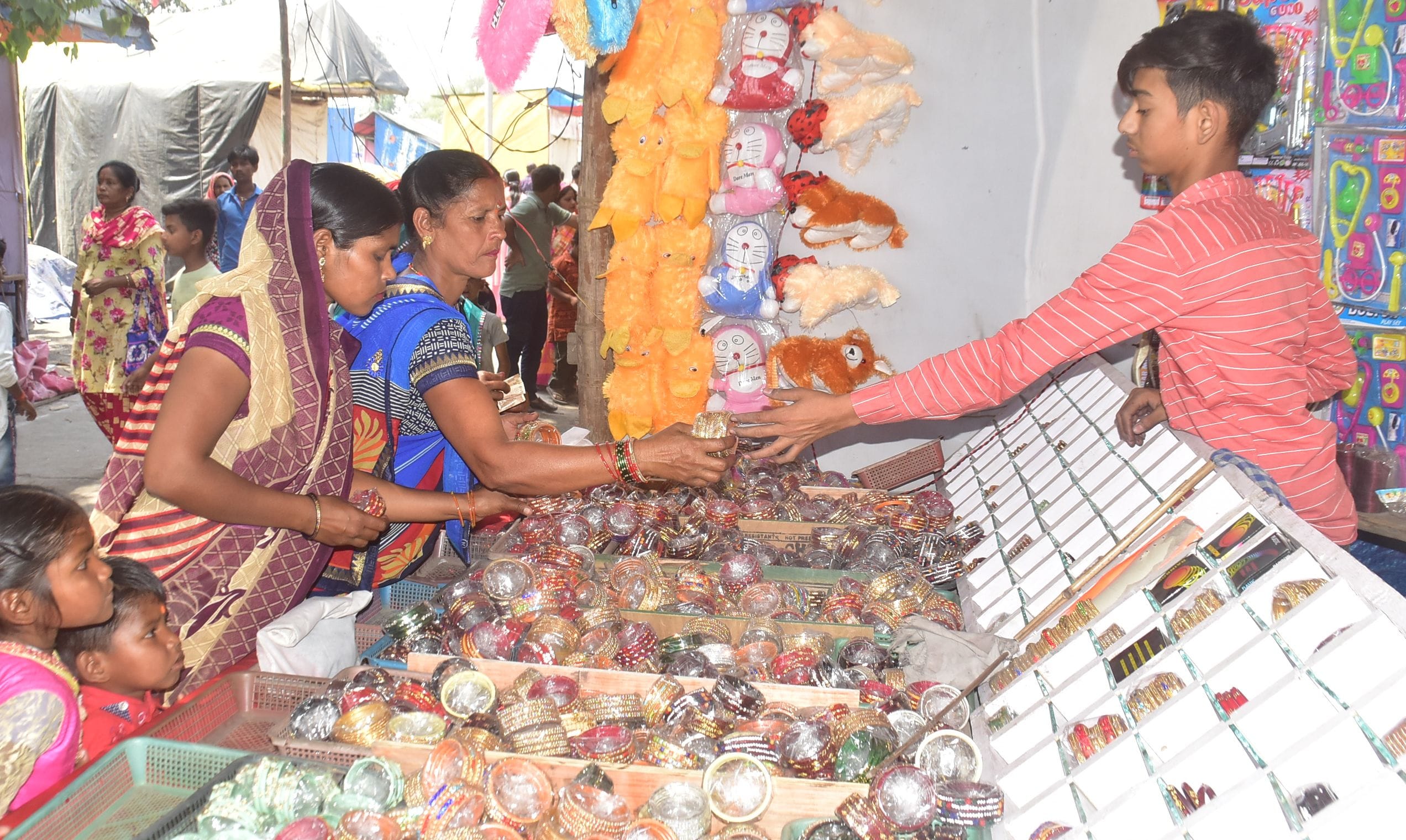 यशवंतरी देवी मंदिर में लगे मेले में खरीददारी करते लोग। संवाद