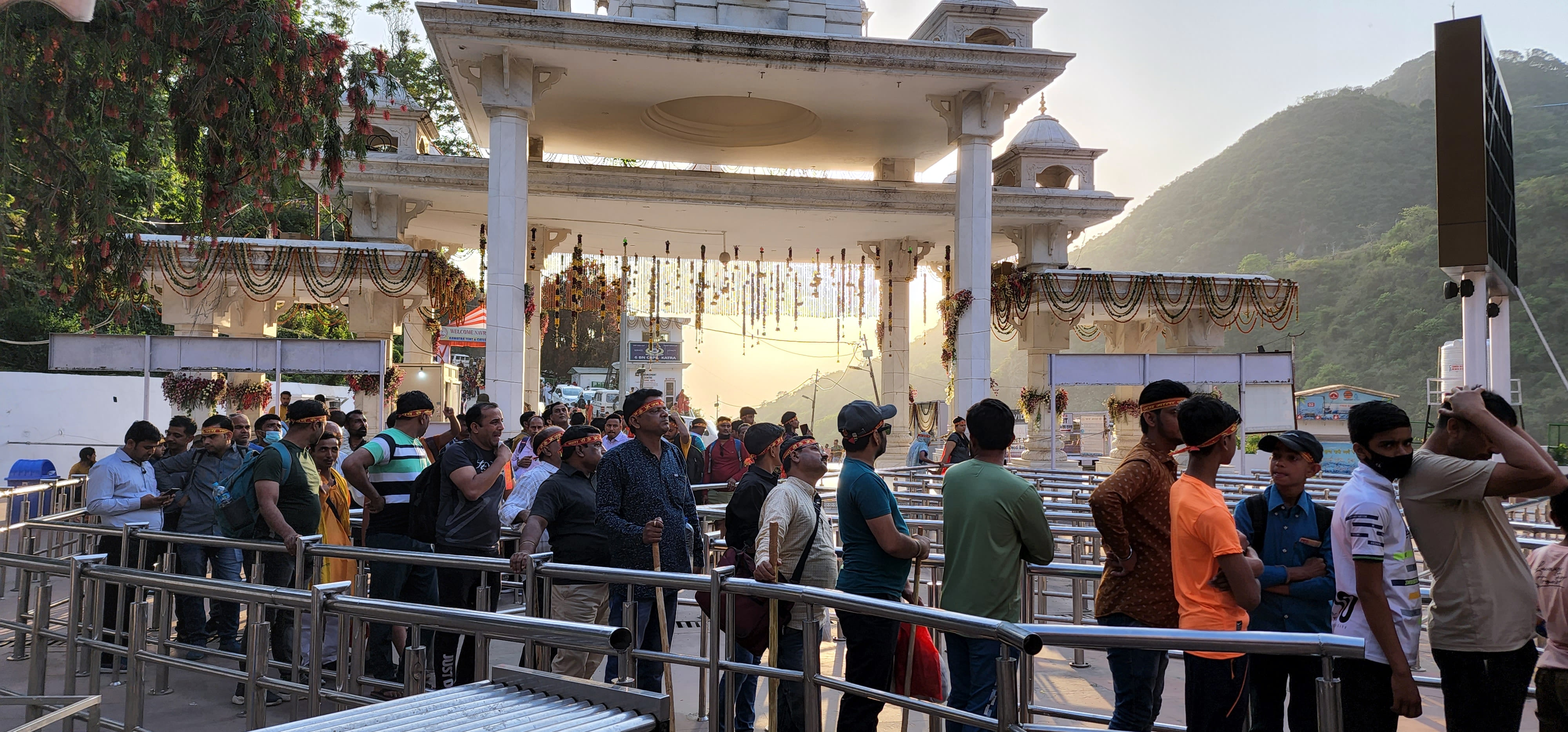 2,3,बाणगंगा दर्शनी ड़योडि में यात्री भवन जाने से पहले चैकिग करवाते हुए  4, बाणगंगा में गर्मी के कारण ?