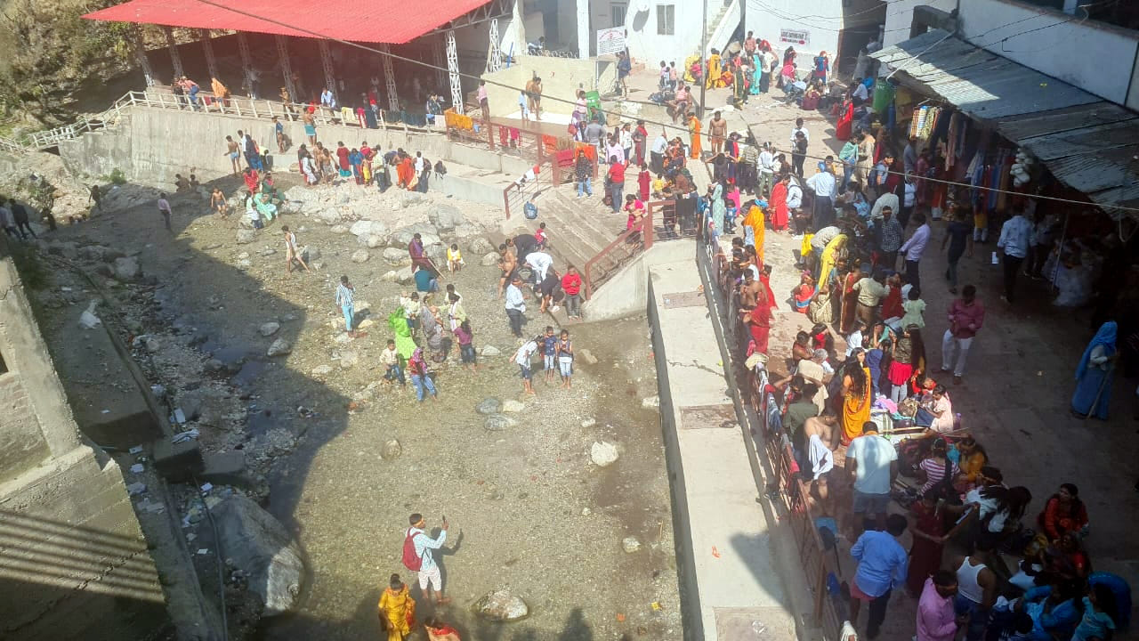 2,3,बाणगंगा दर्शनी ड़योडि में यात्री भवन जाने से पहले चैकिग करवाते हुए  4, बाणगंगा में गर्मी के कारण ?