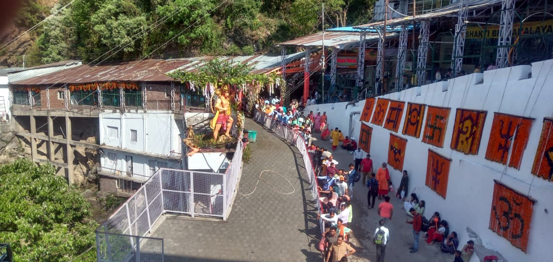 2,3,बाणगंगा दर्शनी ड़योडि में यात्री भवन जाने से पहले चैकिग करवाते हुए  4, बाणगंगा में गर्मी के कारण ?