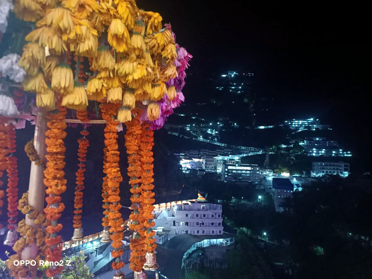 2,3,बाणगंगा दर्शनी ड़योडि में यात्री भवन जाने से पहले चैकिग करवाते हुए  4, बाणगंगा में गर्मी के कारण ?