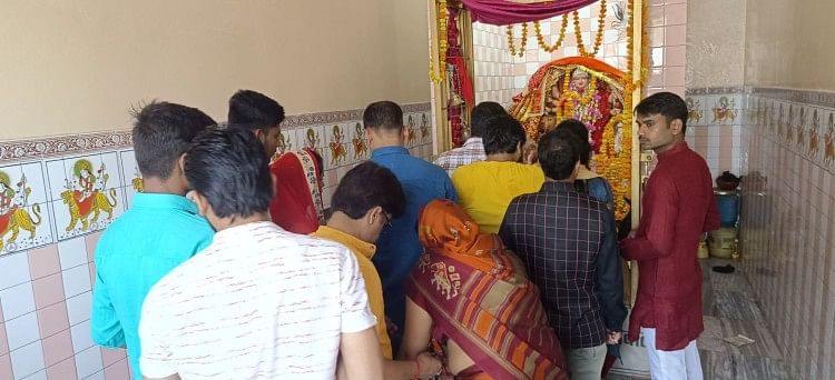 Les dévots se sont réunis dans les temples pour adorer Maa Chandraghanta
