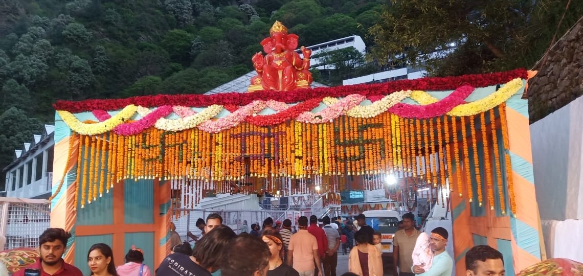 8,9,10,11चैत्र नवरात्र पर भवन में की गई सजावट 12 भवन की ओर जाते भक्त 8,9,10,11चैत्र नवरात्र पर भवन में की गई सजावट 12 भवन की ओर जाते भक्त