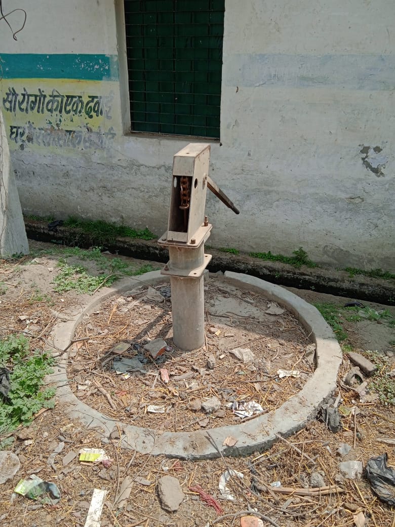 गुलाबटांडा गांव में खराब पड़ा हैंडपंप।