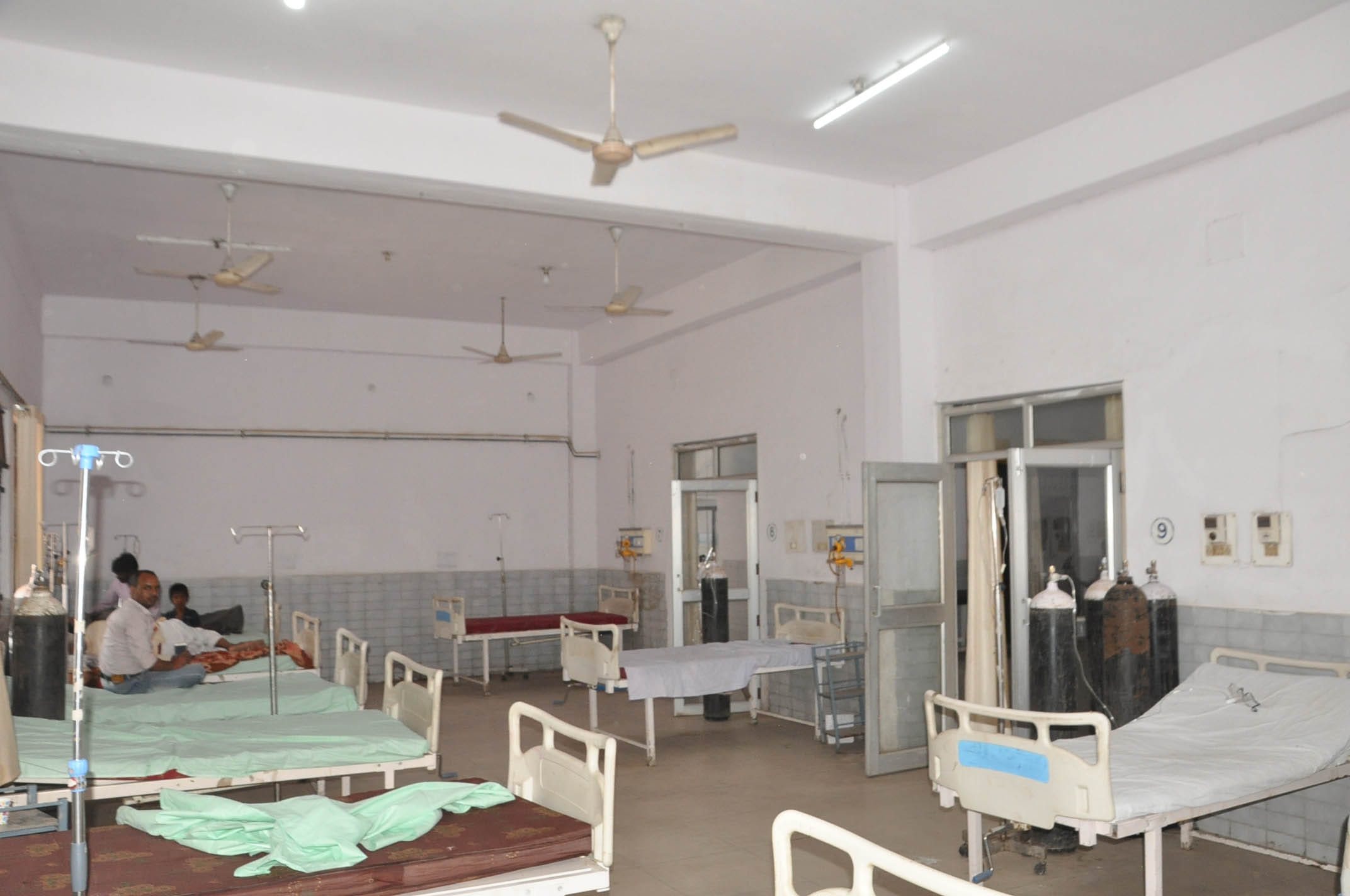 जिला अस्पताल के इमरजेंसी वार्ड में नहीं लगा अग्निशमन यंत्र।संवाद जिला अस्पताल के इमरजेंसी वार्ड में नहीं लगा अग्निशमन यंत्र।संवाद