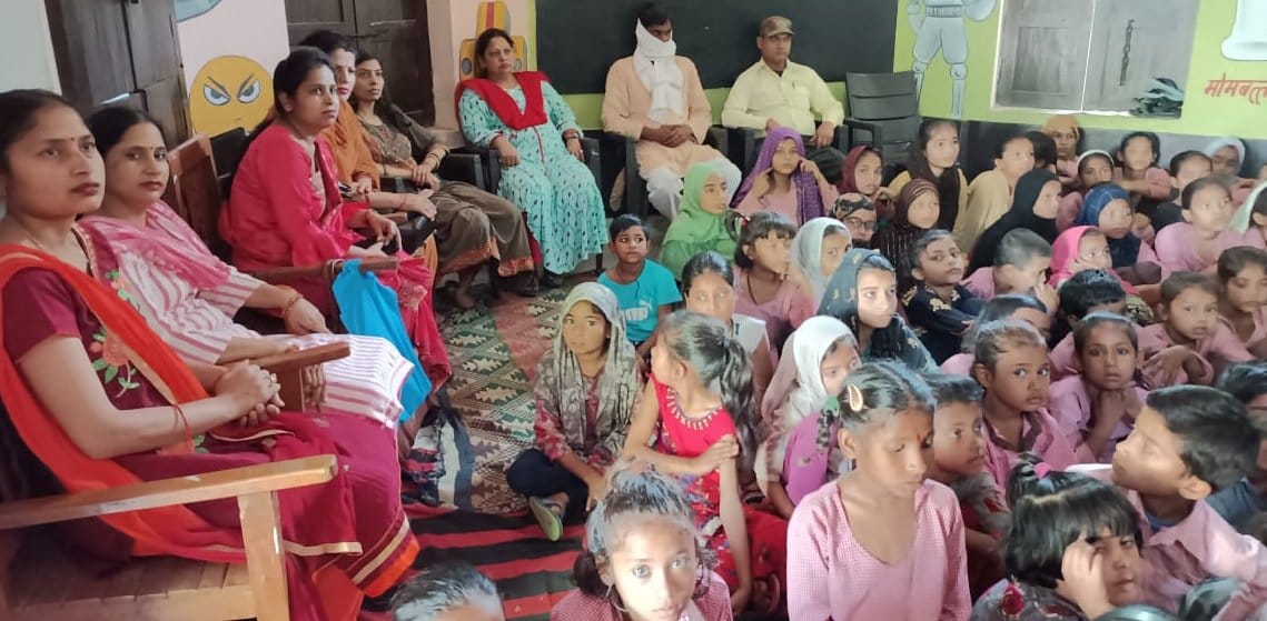 जलालाबाद में स्कूल चलो वर्चुअल संवाद का सीधा प्रसारण देखते छात्राएं व शिक्षक। जलालाबाद में स्कूल चलो वर्चुअल संवाद का सीधा प्रसारण देखते छात्राएं व शिक्षक।