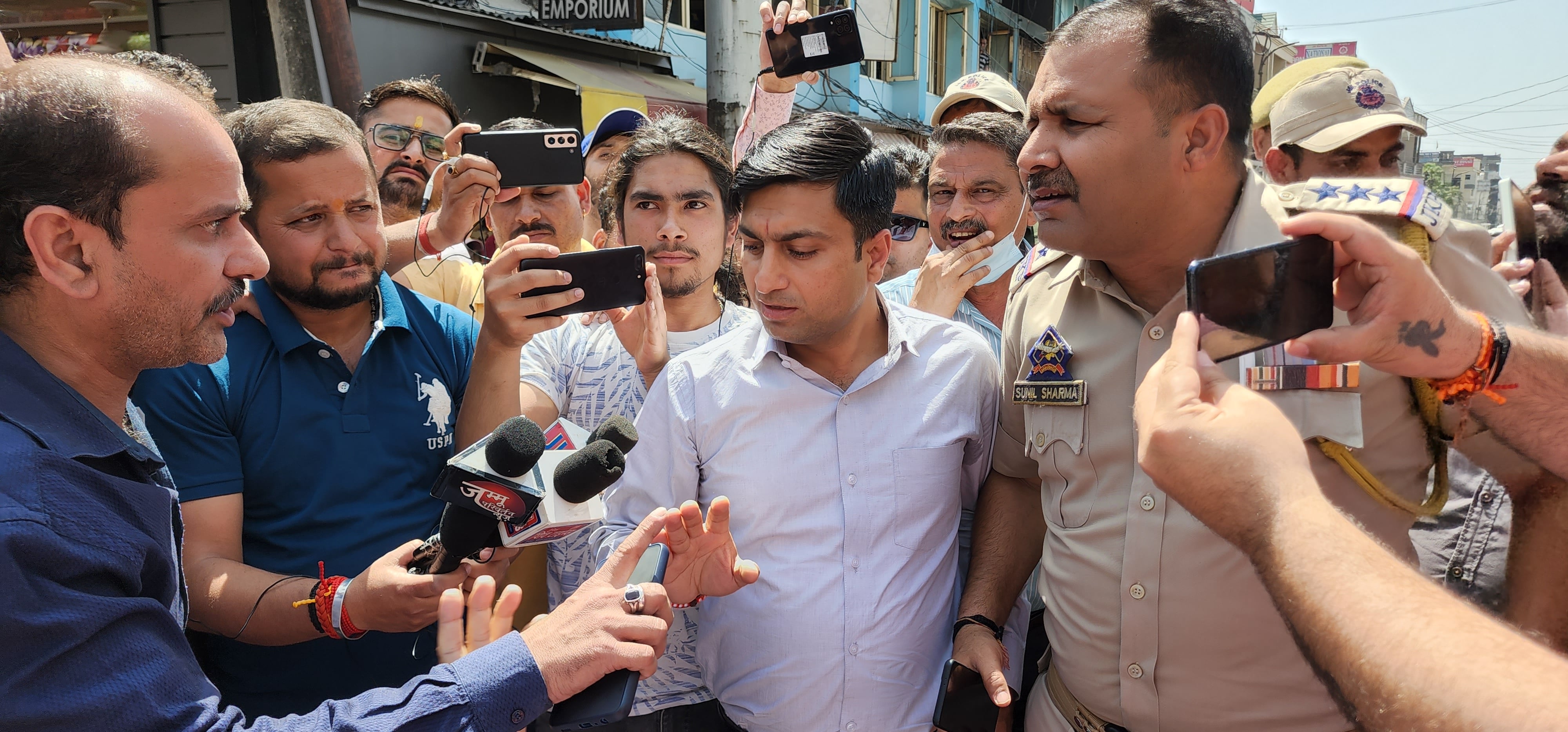 केऐटी 3,4 बाणगंगा व चिंतामनी मार्ग के व्यवसाये फवारा चौक में धरना पर्दशन करते हुए 5,6 यात्री नए बस स्? केऐटी 3,4 बाणगंगा व चिंतामनी मार्ग के व्यवसाये फवारा चौक में धरना पर्दशन करते हुए 5,6 यात्री नए बस स्?