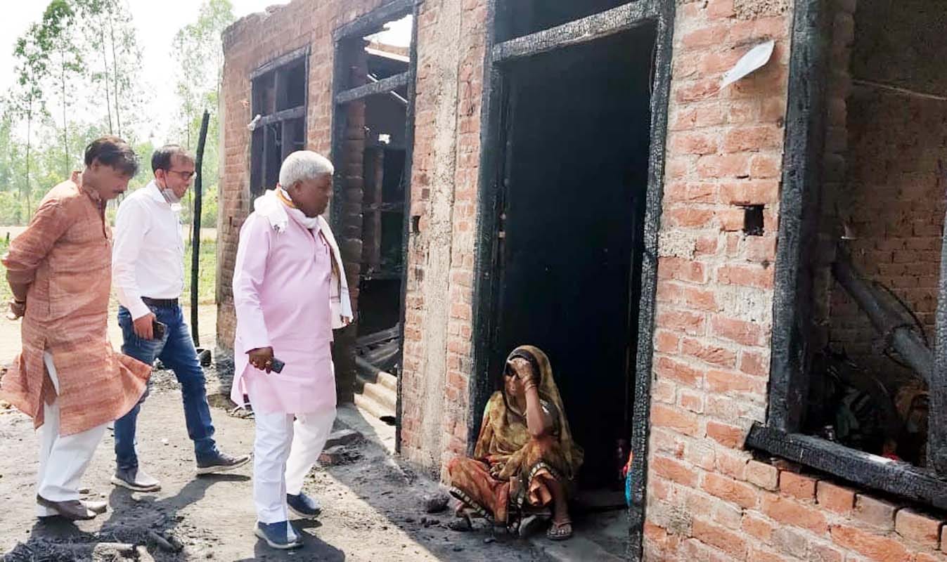 खुटार के महुआ पिमई में जले हुए घरों को देखते विधायक चेतराम
