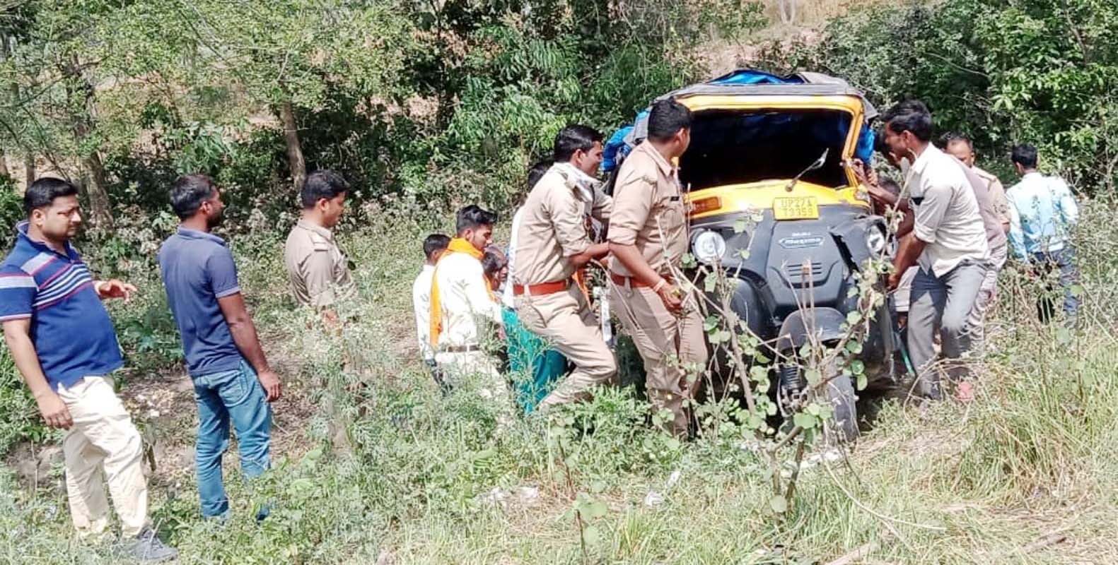 खुटार में हादसे के बाद खाई से टैंपो को निकालती पुलिस और ग्रामीण