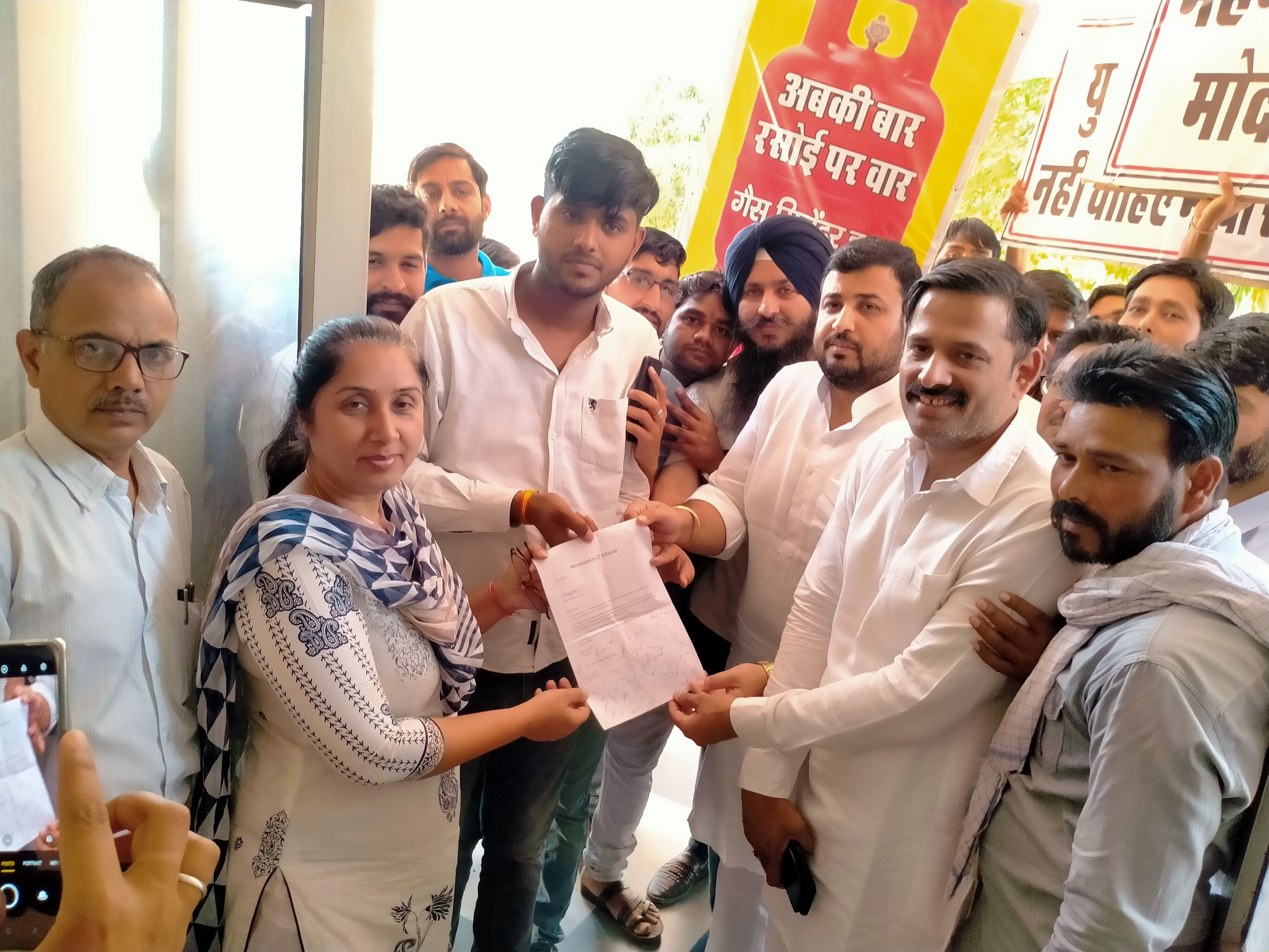 महंगाई के विरोध में तहसीलदार को ज्ञापन सौंपते युवा कांग्रेस कार्यकर्ता। संवाद महंगाई के विरोध में तहसीलदार को ज्ञापन सौंपते युवा कांग्रेस कार्यकर्ता। संवाद