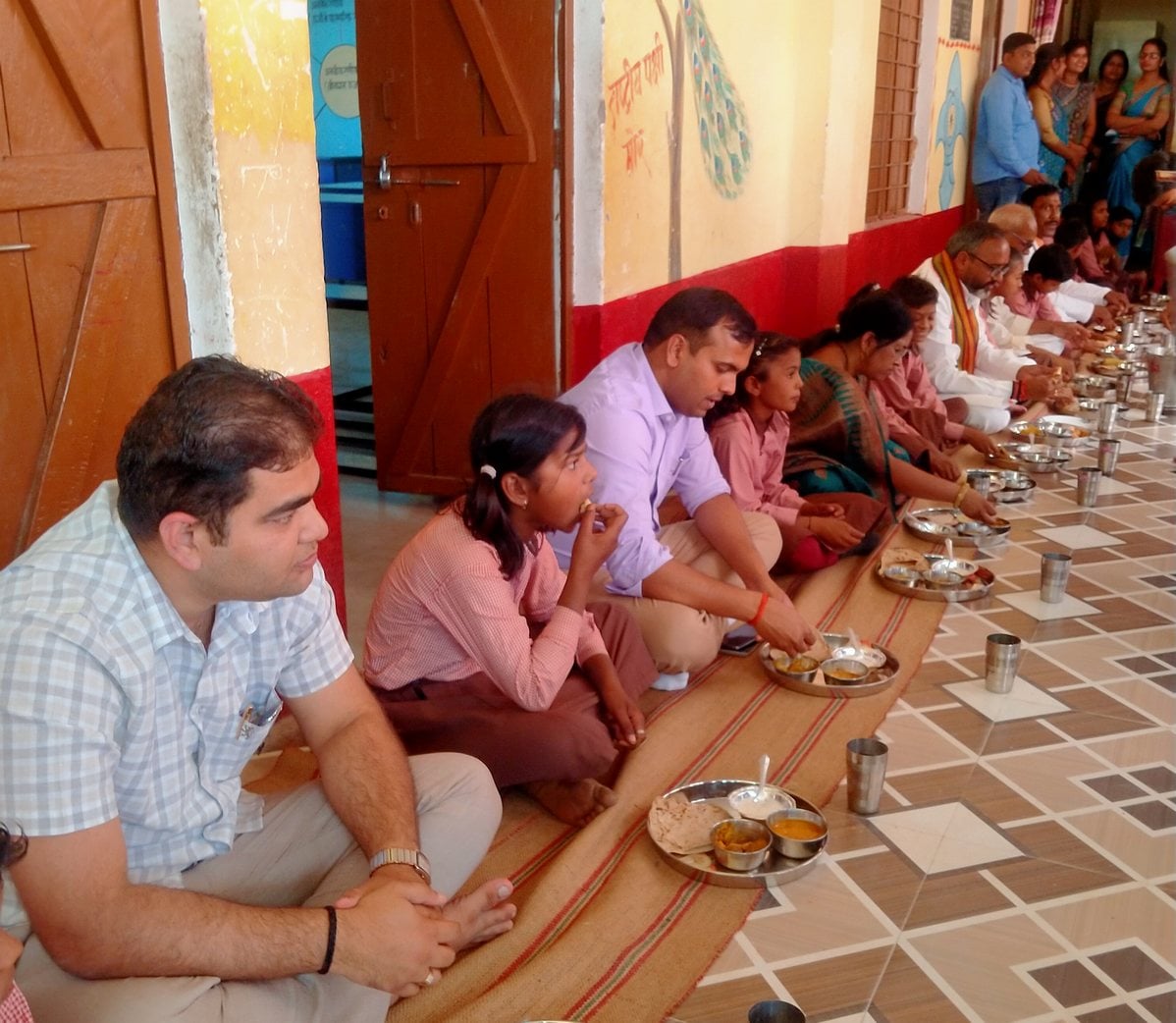 मुसही स्थित प्राथमिक विद्यालय में सर्व शिक्षा अभियान कार्यक्रम में बच्चो के साथ भोजन करती जिला ? मुसही स्थित प्राथमिक विद्यालय में सर्व शिक्षा अभियान कार्यक्रम में बच्चो के साथ भोजन करती जिला ?