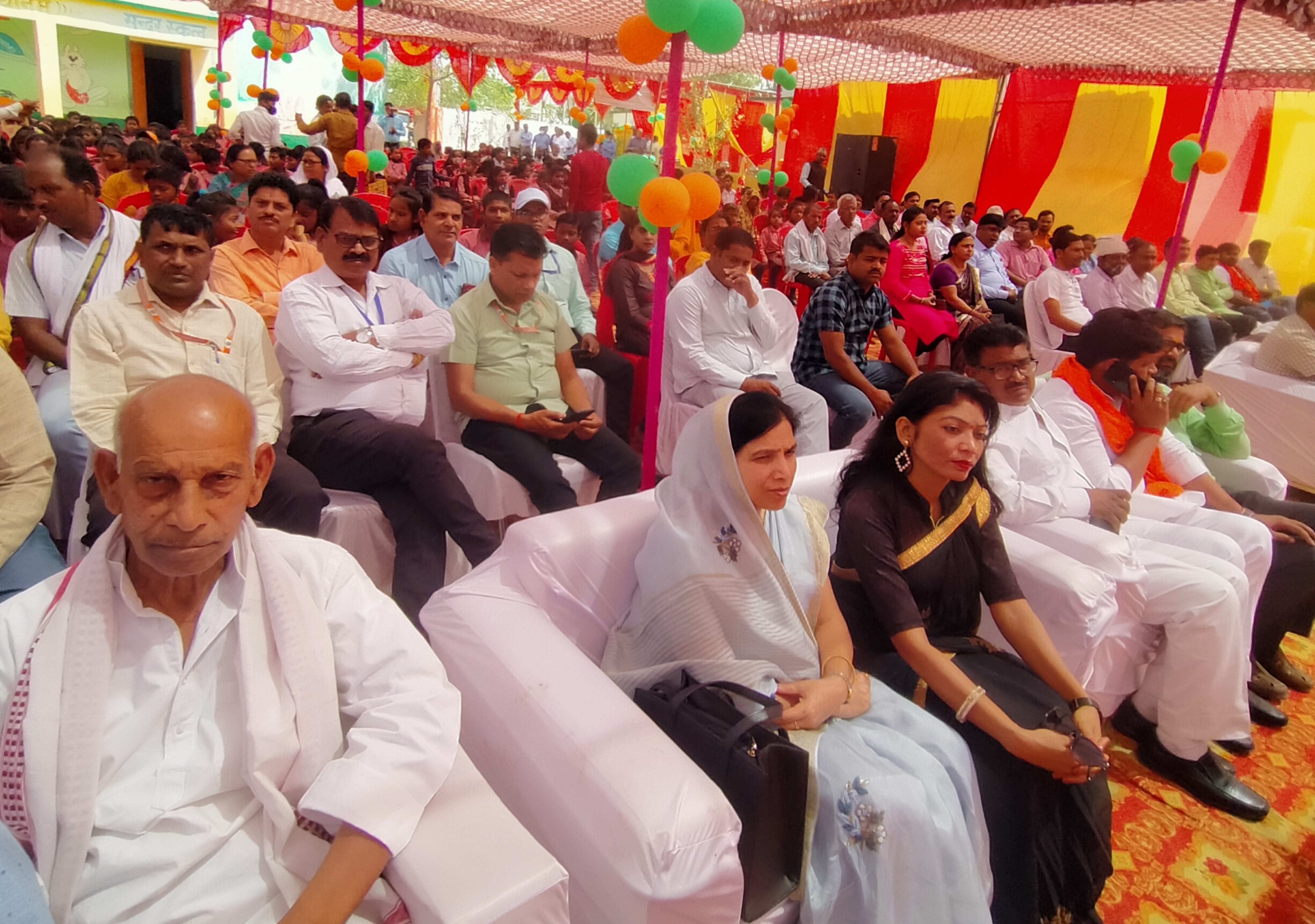 मुसही स्थित प्राथमिक विद्यालय में सर्व शिक्षा अभियान कार्यक्रम में शामिल शिक्षक व अन्य। मुसही स्थित प्राथमिक विद्यालय में सर्व शिक्षा अभियान कार्यक्रम में शामिल शिक्षक व अन्य।
