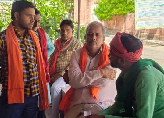 मृतक के परिजनों से जानकारी लेते सदर विधायक अनिल प्रधान। संवाद मृतक के परिजनों से जानकारी लेते सदर विधायक अनिल प्रधान। संवाद