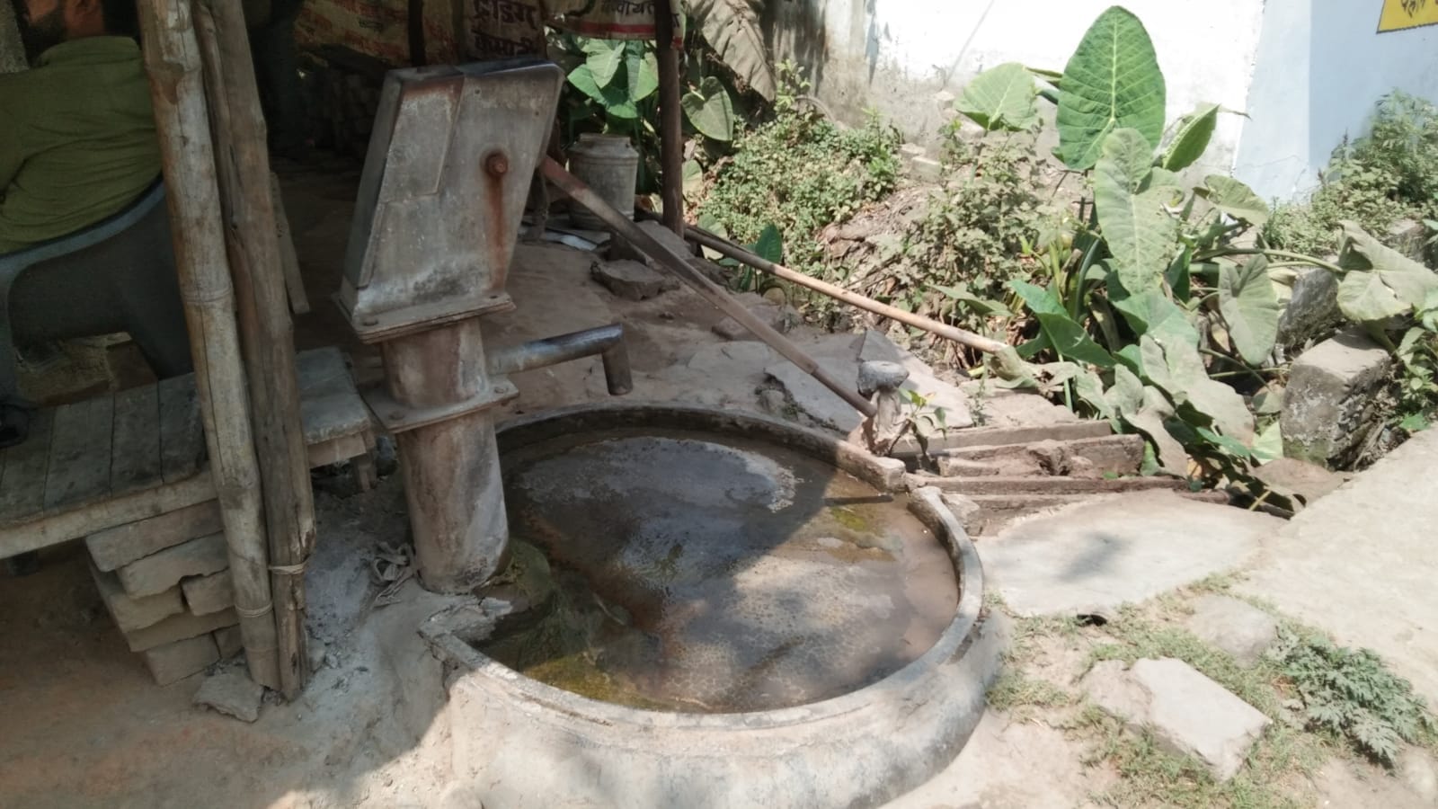 माधोटांडा गांव के मुख्य चौराहे पर खराब पड़ा हैंडपंप।