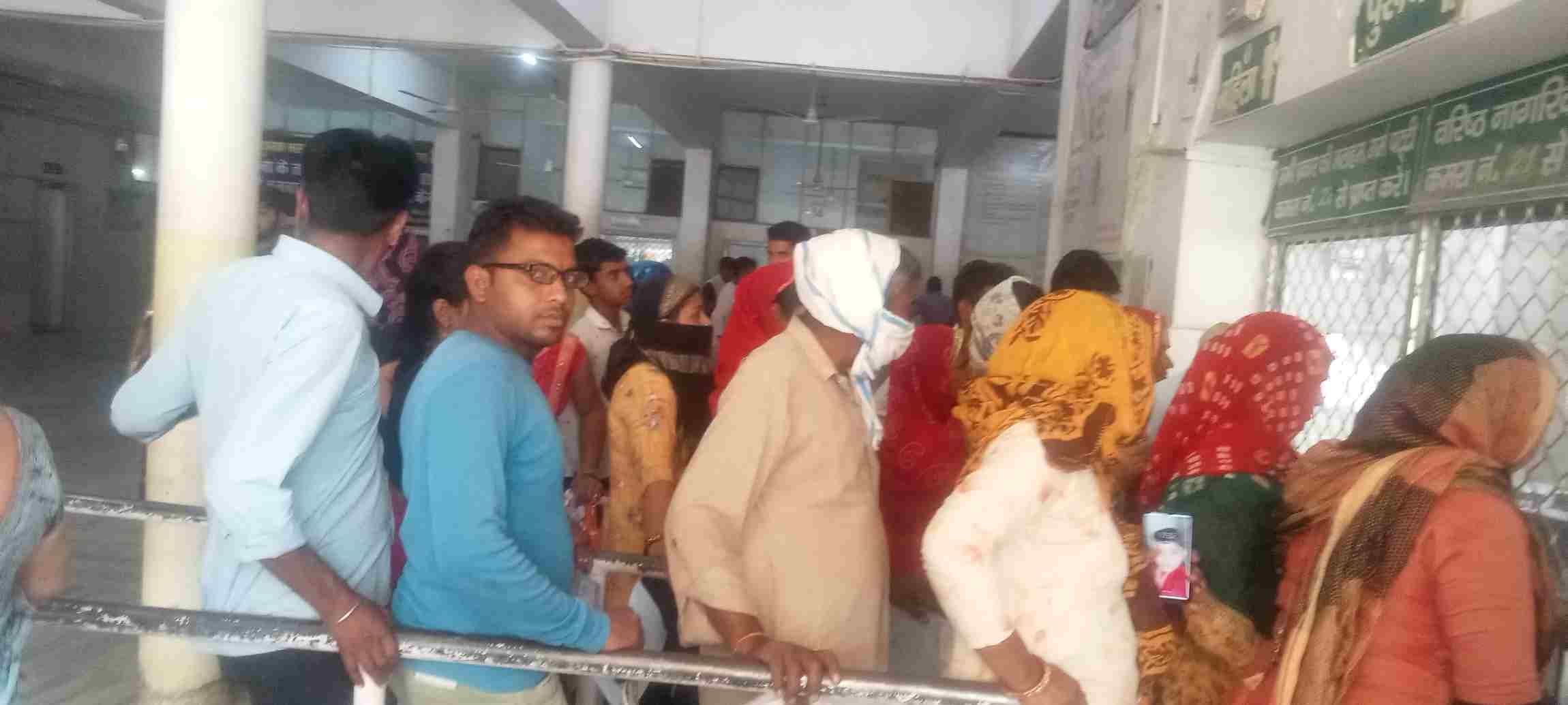 नागरिक अस्पताल में लगी मरीजों की भीड़। संवाद नागरिक अस्पताल में लगी मरीजों की भीड़। संवाद