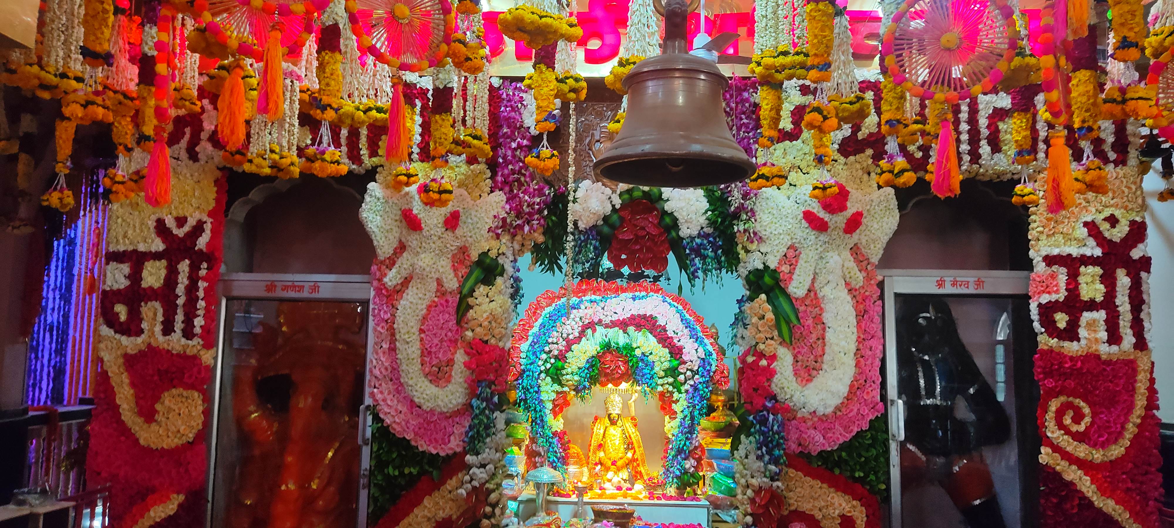 नवरात्र पर फूलों से सजा मां भद्रकाली का दरबार। संवाद नवरात्र पर फूलों से सजा मां भद्रकाली का दरबार। संवाद
